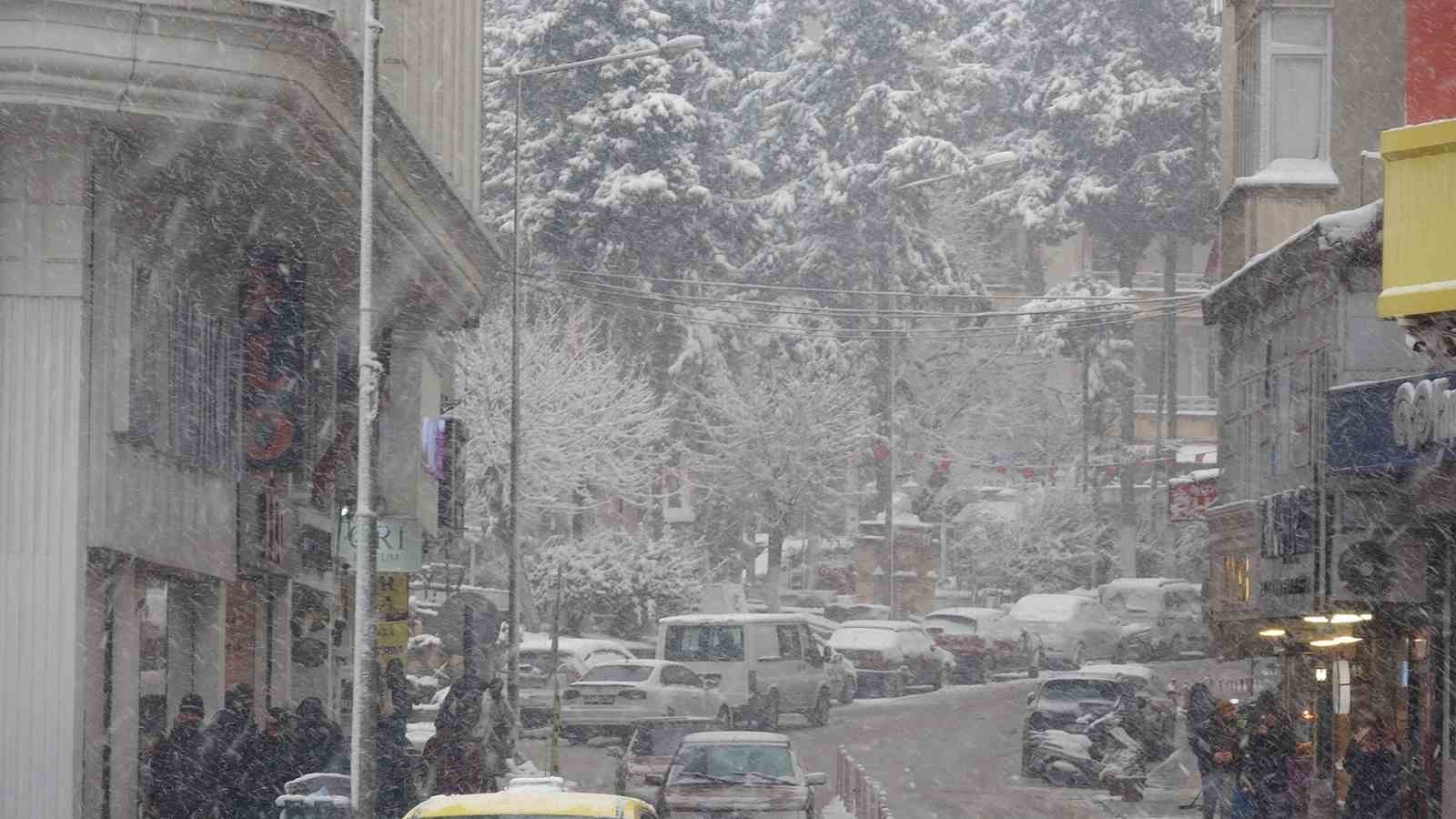 Kilis&rsquo;te kar yağışı etkili oluyor
