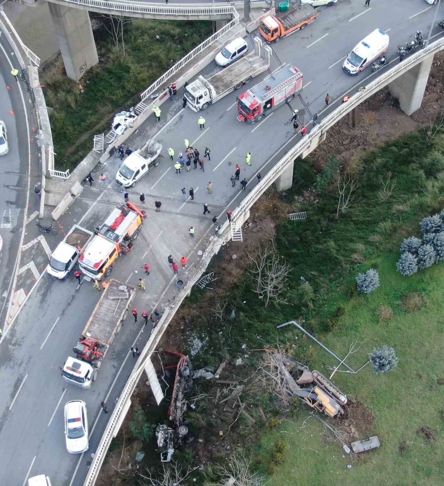 İzmir&rsquo;de &lsquo;U&ccedil;an Yol&rsquo;da feci kaza: 1&rsquo;i ağır 3 yaralı
