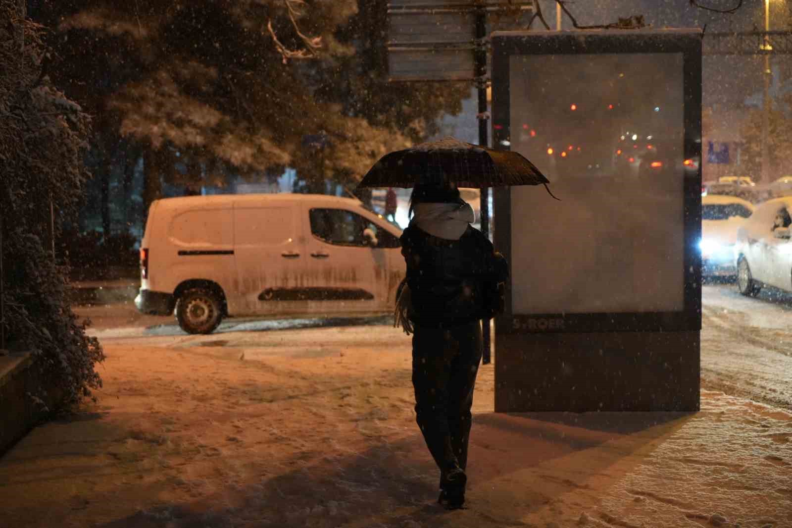 Ulaşımda 43 ilin ge&ccedil;iş g&uuml;zergahı Kırıkkale&rsquo;de kar yağışı etkili oldu
