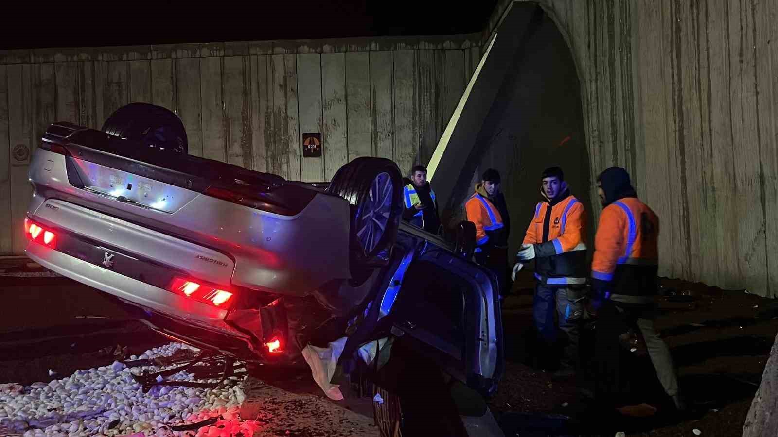 Kontrolden &ccedil;ıkan otomobil t&uuml;nel girişinde takla attı: 1 yaralı
