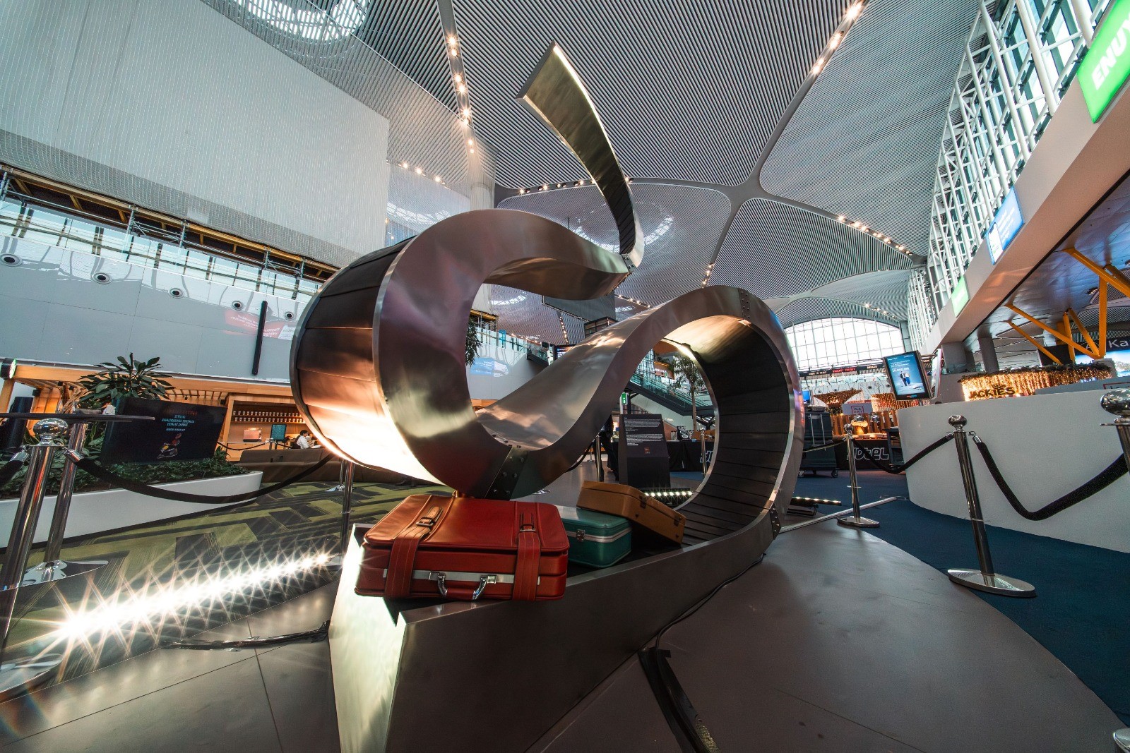 Sanat&ccedil;ı Beyazıt &Ouml;zt&uuml;rk&rsquo;ten İGA İstanbul Havalimanı&rsquo;nda 