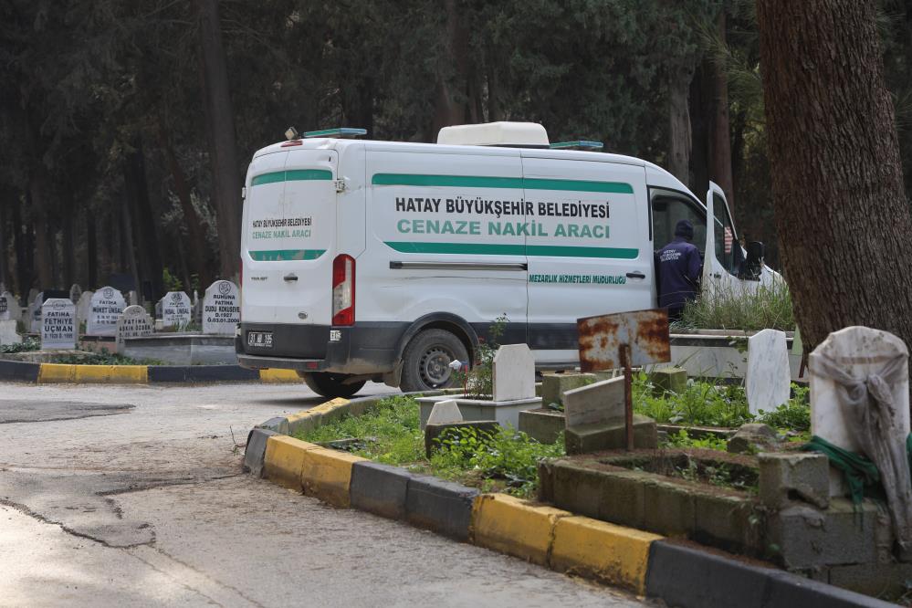 Depremden bu yana kayıp olan kız kardeşinin mezarını, kimsesizler mezarlığında buldu
