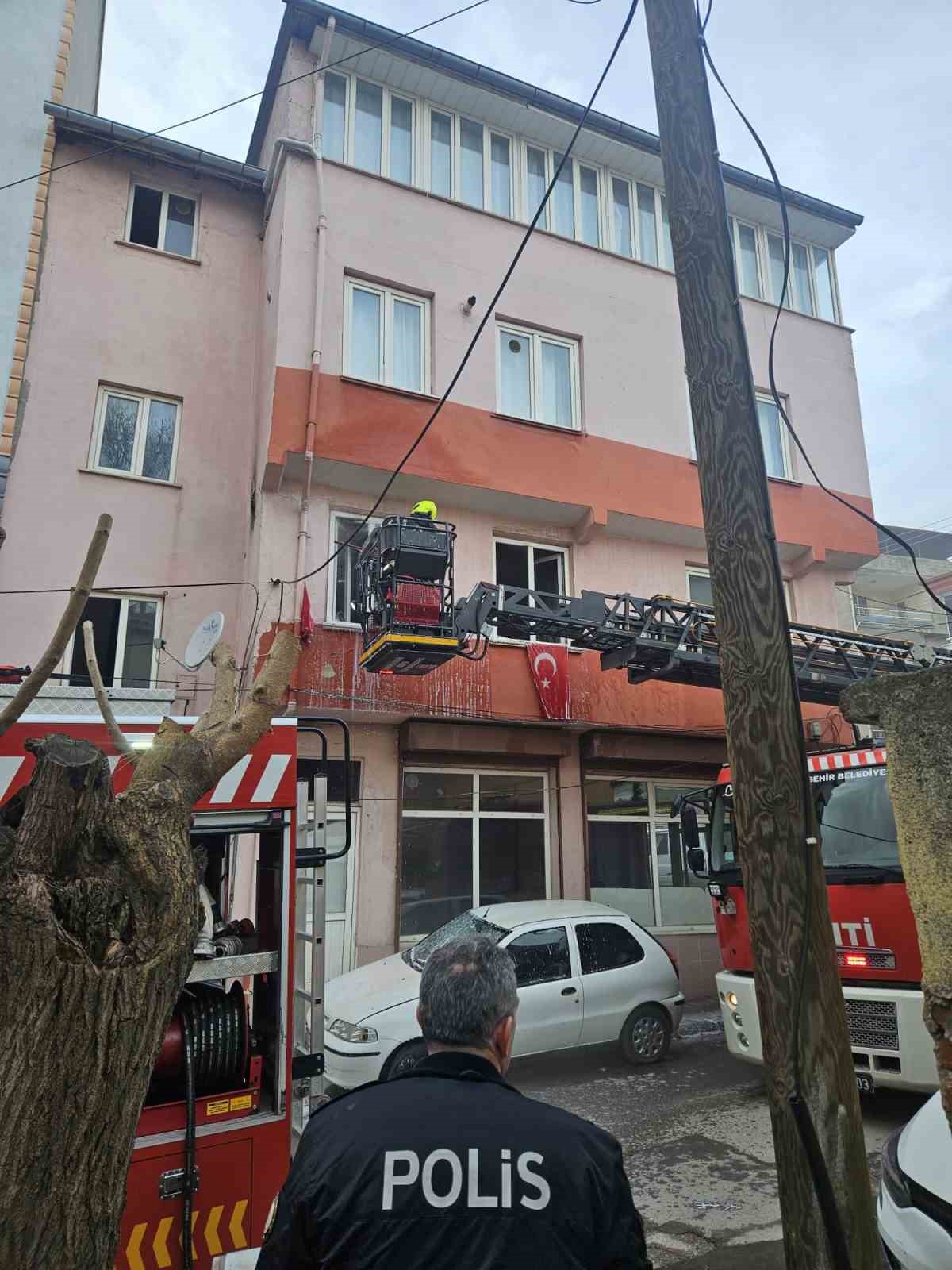 İtfaiye erleri yangında T&uuml;rk Bayraklarını zarar g&ouml;rmemesi i&ccedil;in topladı
