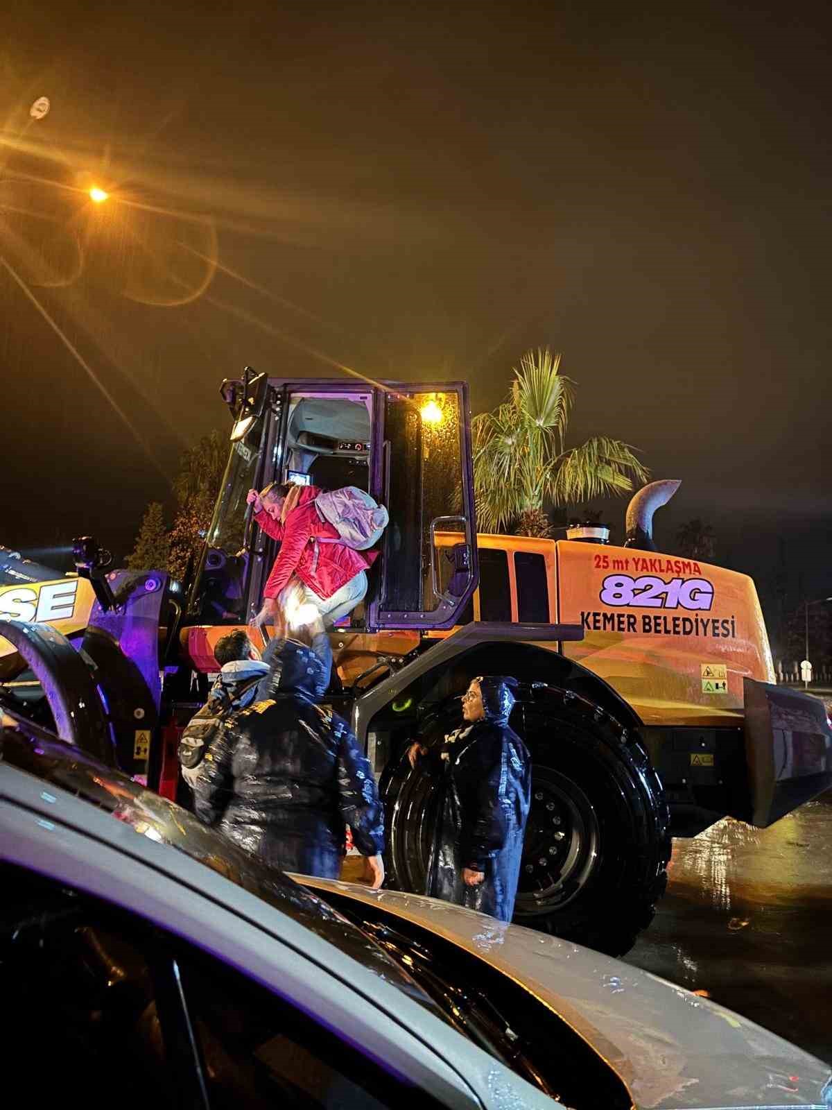 Antalya’da taşkında evlerinde mahsur kalan 4 çocuk ve yaşlı kadın pansiyona yerleştirildi