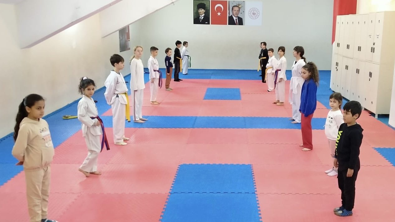 Porsuk Spor Salonu&rsquo;nda taekwondo eğitimleri aralıksız s&uuml;r&uuml;yor
