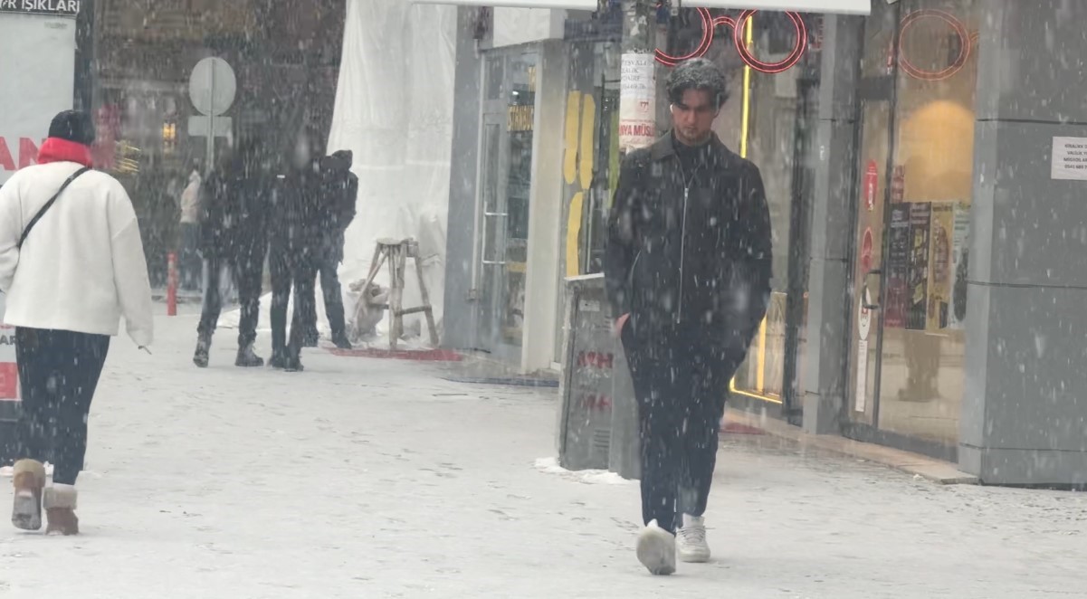 Iğdır&rsquo;da kar yağışı yeniden başladı
