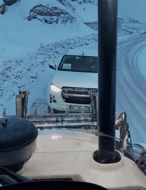 Mahsur kalan ara&ccedil;lar kurtarıldı
