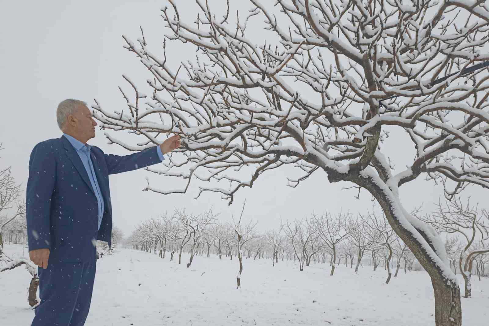 Araban&rsquo;da kar yağışları &ccedil;ift&ccedil;iler ve &uuml;reticilerin y&uuml;z&uuml;n&uuml; g&uuml;ld&uuml;rd&uuml;
