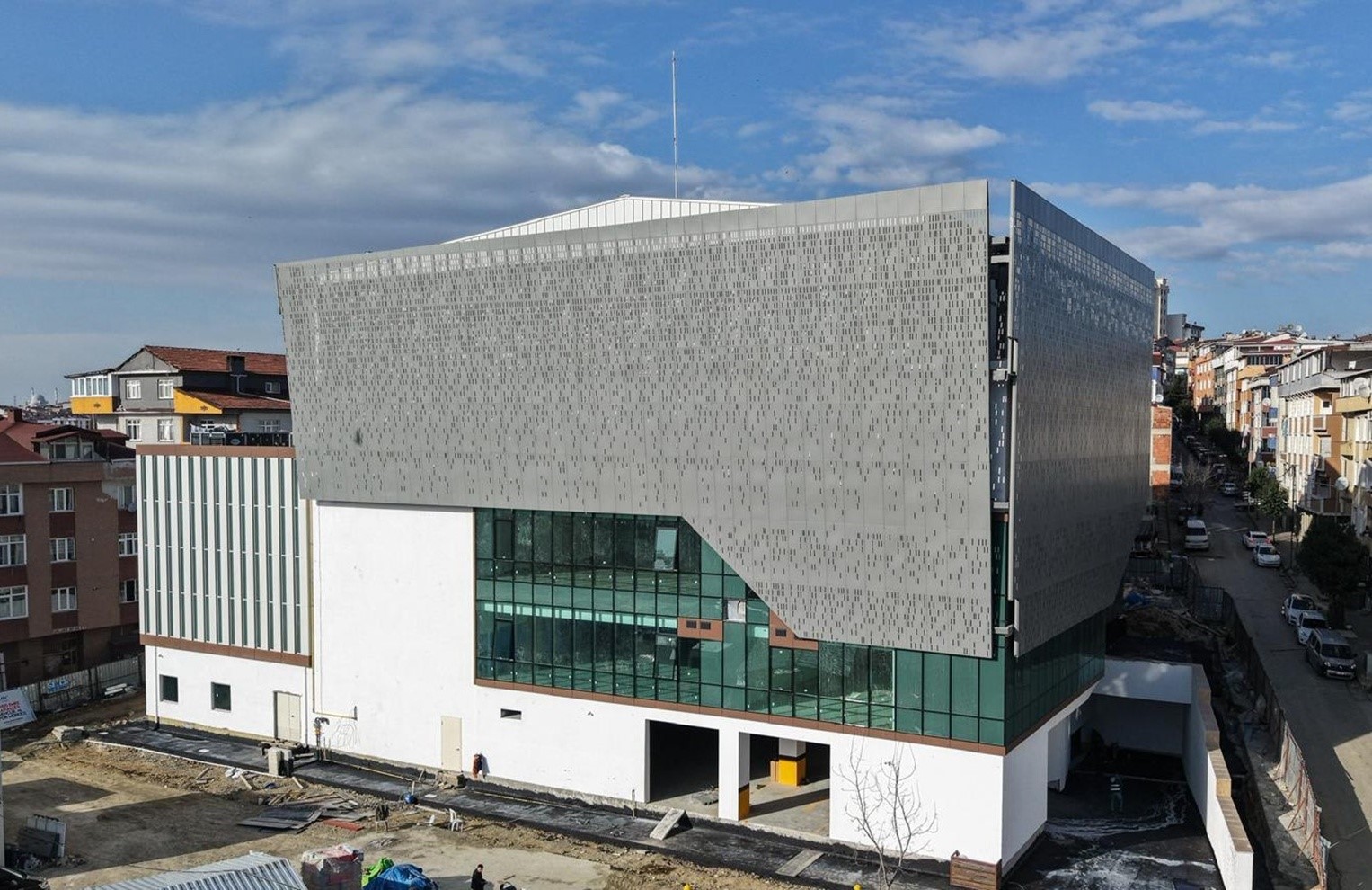 Sultangazili gen&ccedil;ler modern bir spor merkezine daha kavuşuyor
