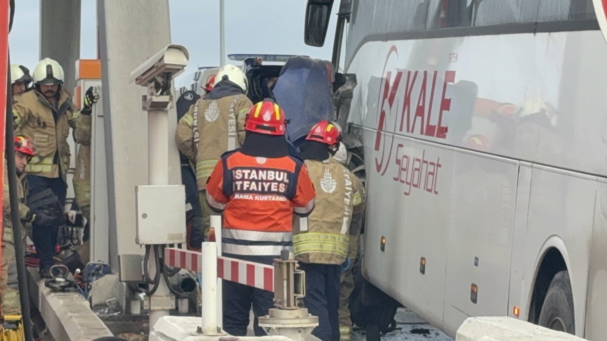 Silivri Kuzey Marmara Otoyolu&rsquo;nda feci kaza: Yolcu otob&uuml;s&uuml;yle otomobil &ccedil;arpıştı