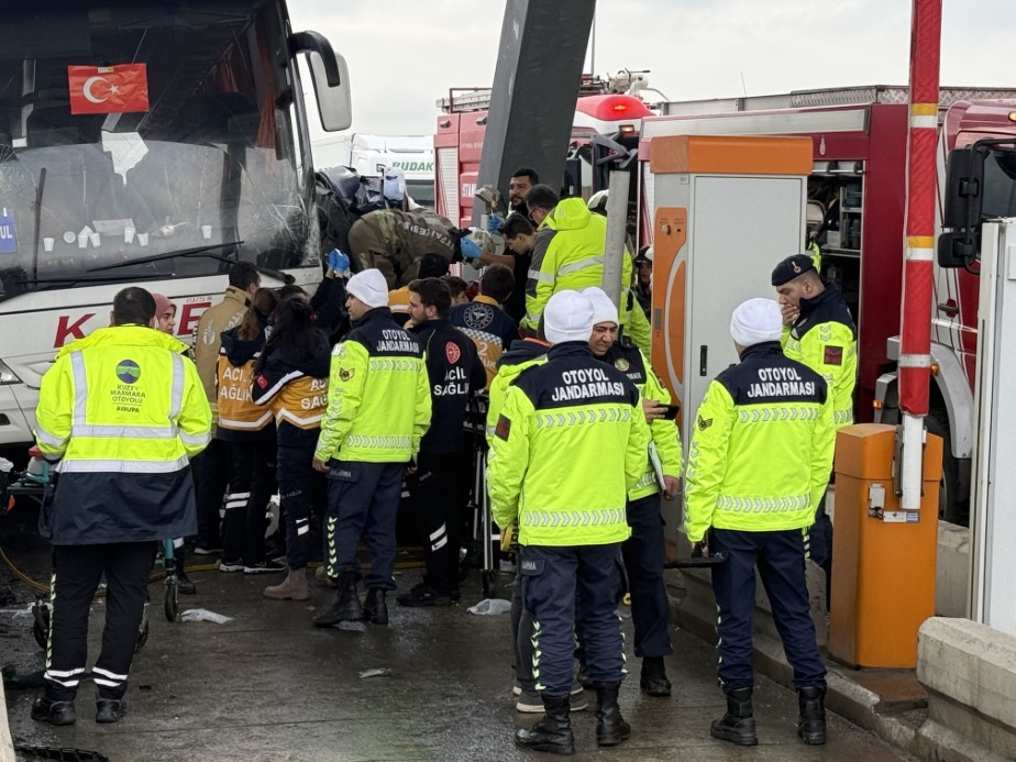 Silivri Kuzey Marmara Otoyolu&rsquo;nda feci kaza: Yolcu otob&uuml;s&uuml;yle otomobil &ccedil;arpıştı