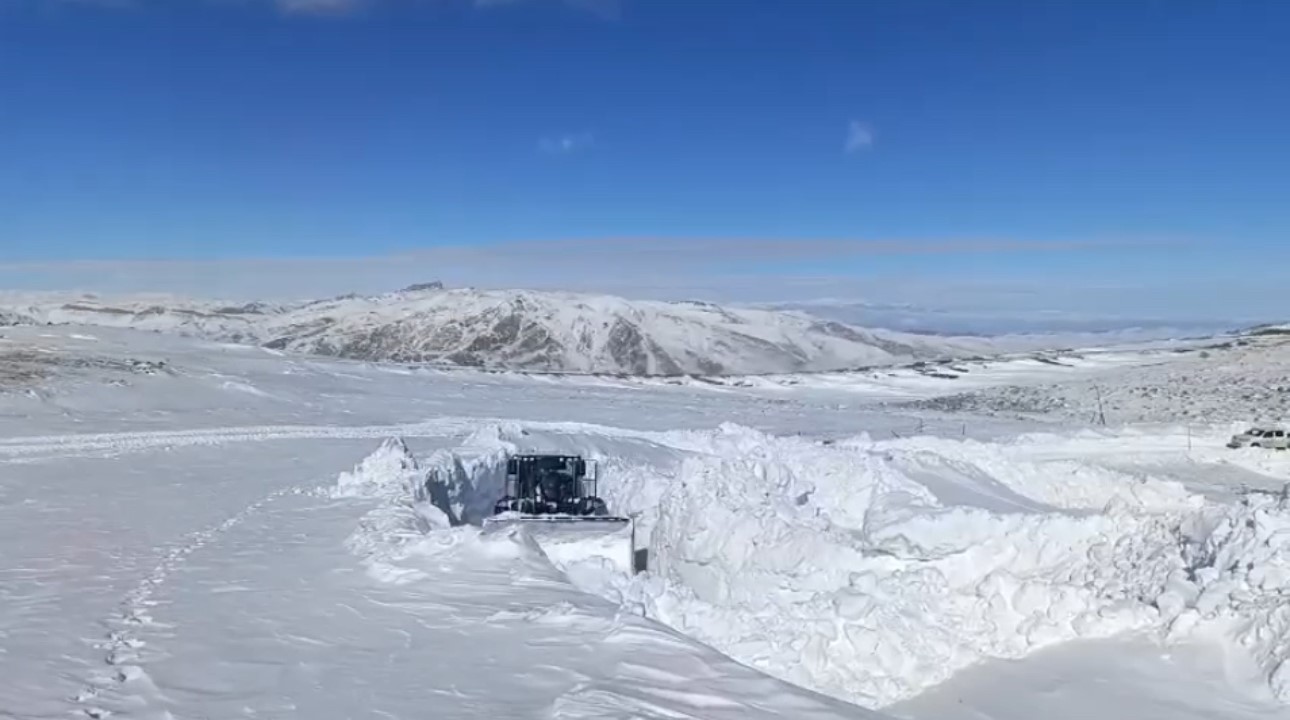 Y&uuml;ksekova&rsquo;da karla m&uuml;cadele: İş makineleri boyunu aşan kar t&uuml;nelleri oluştu
