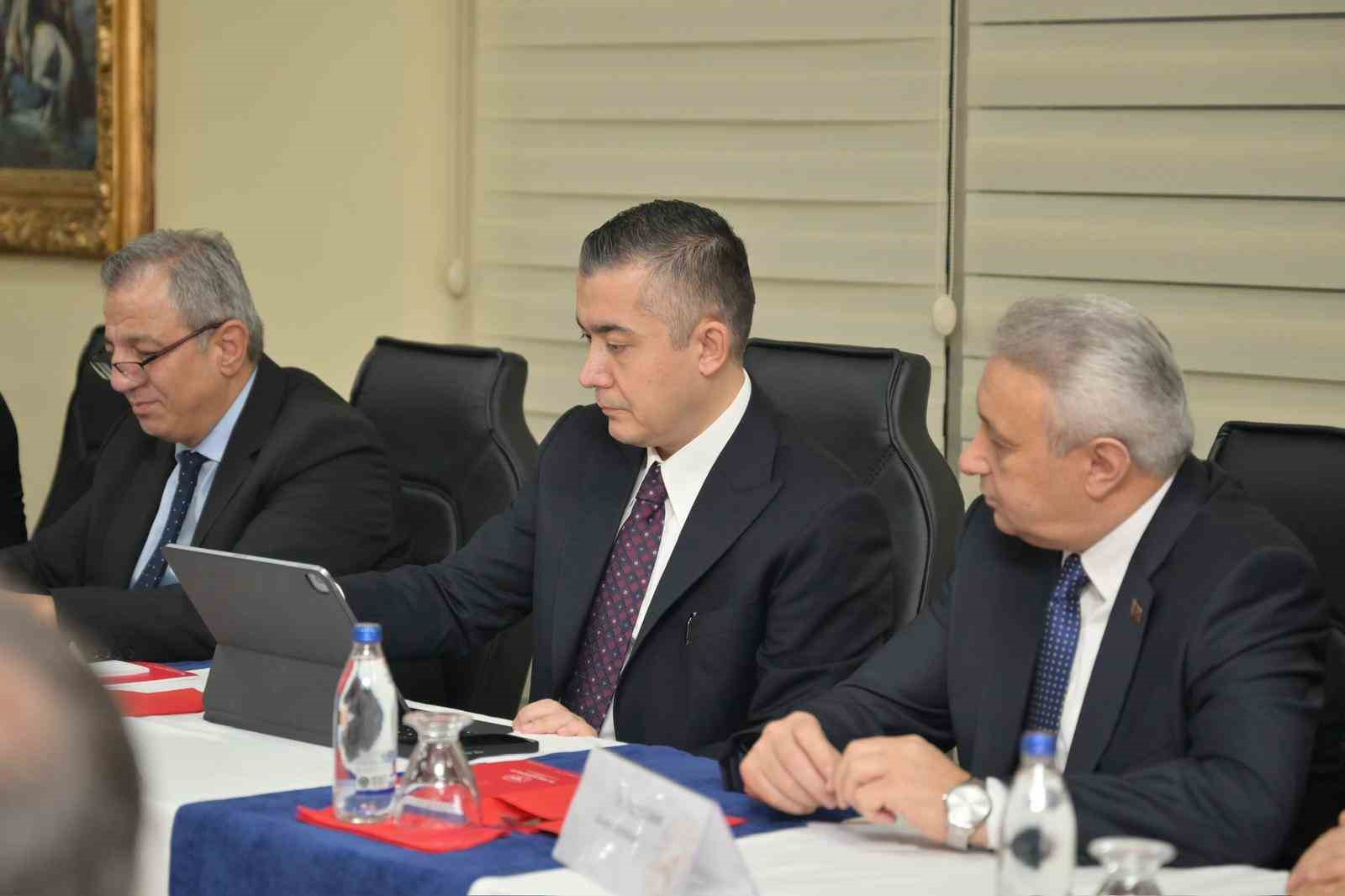 Bakan Memişoğlu&rsquo;nun katıldığı toplantıda Esenyurt&rsquo;taki sağlık yatırımları ele alındı
