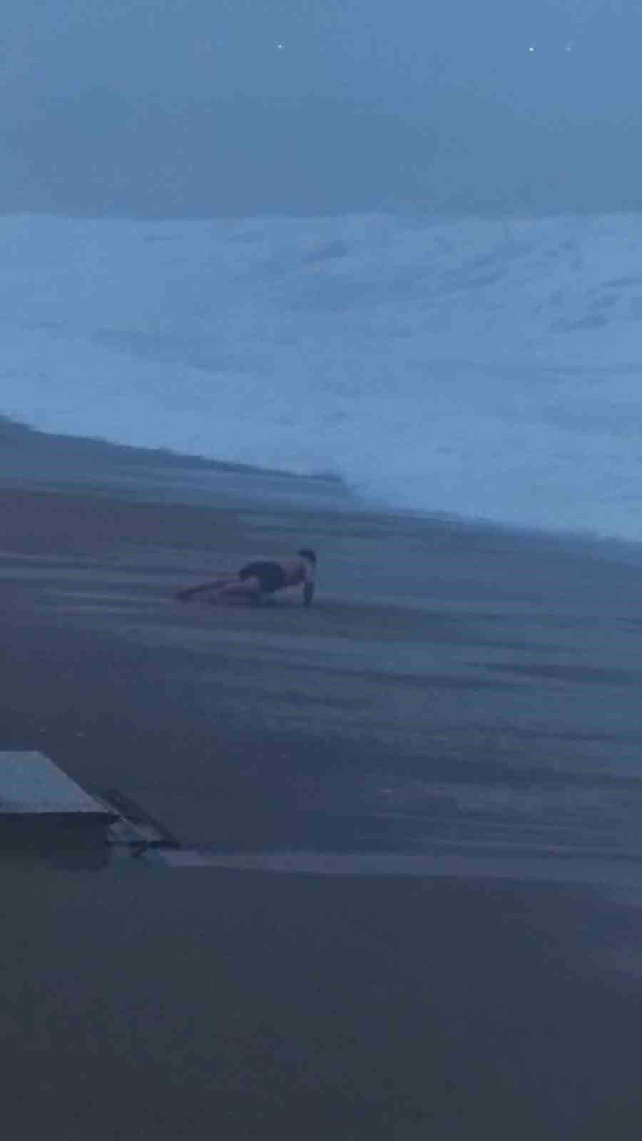 Sahilde şınav &ccedil;ekti, 2 metrelik dalgaları g&ouml;r&uuml;nce koşarak ka&ccedil;tı
