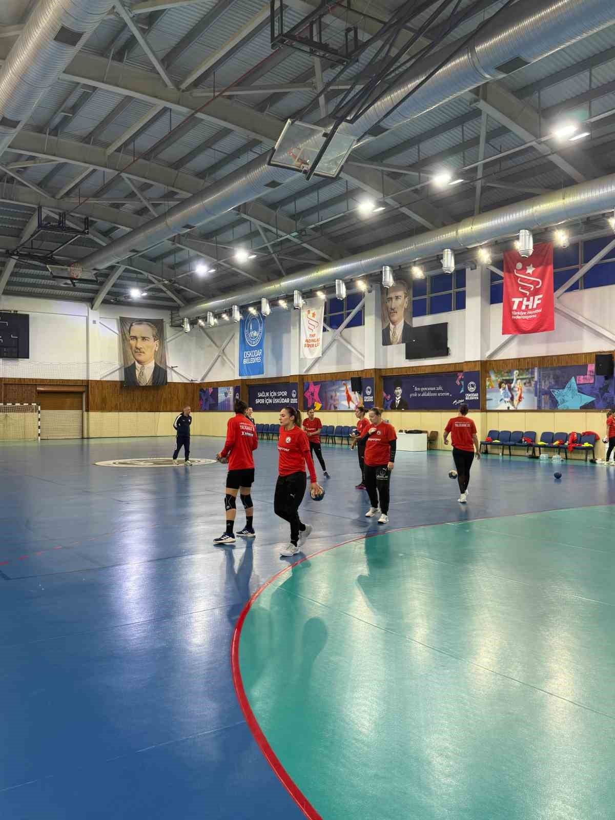 Yalıkavakspor, &Uuml;sk&uuml;dar Belediyespor ma&ccedil;ı &ouml;ncesi İstanbul&rsquo;da son antrenmanını yaptı
