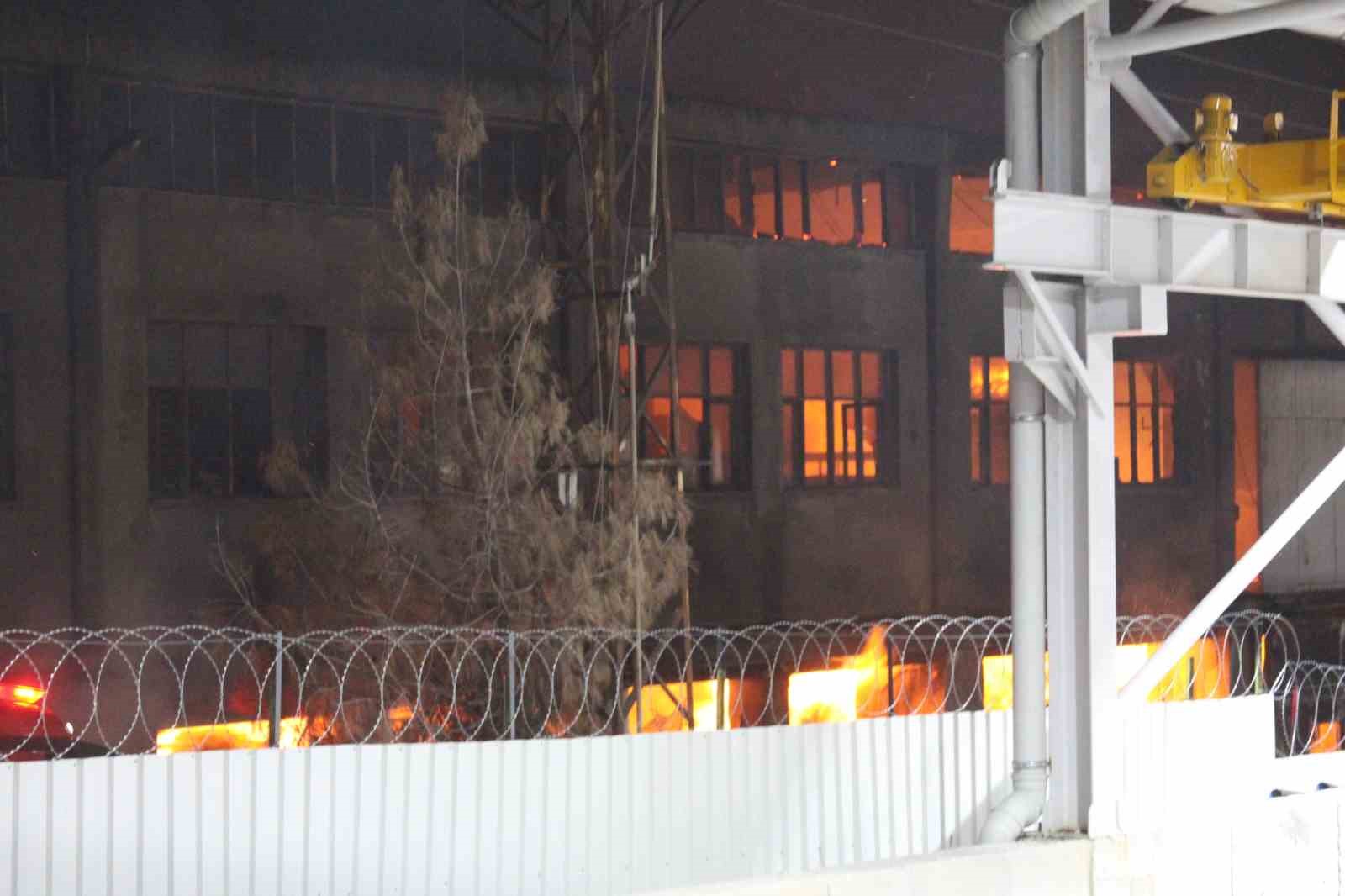 Adana&rsquo;da fabrika yangını
