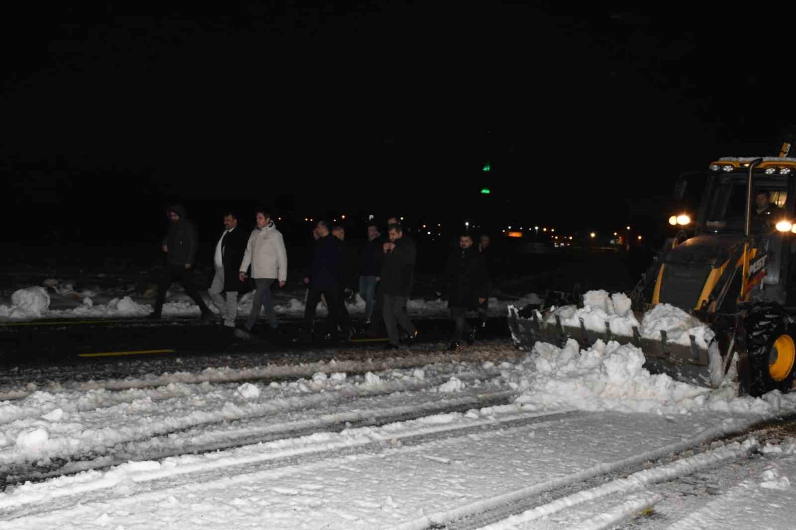 Kaymakam &Ccedil;akır, karla m&uuml;cadele &ccedil;alışmalarını yerinde inceledi
