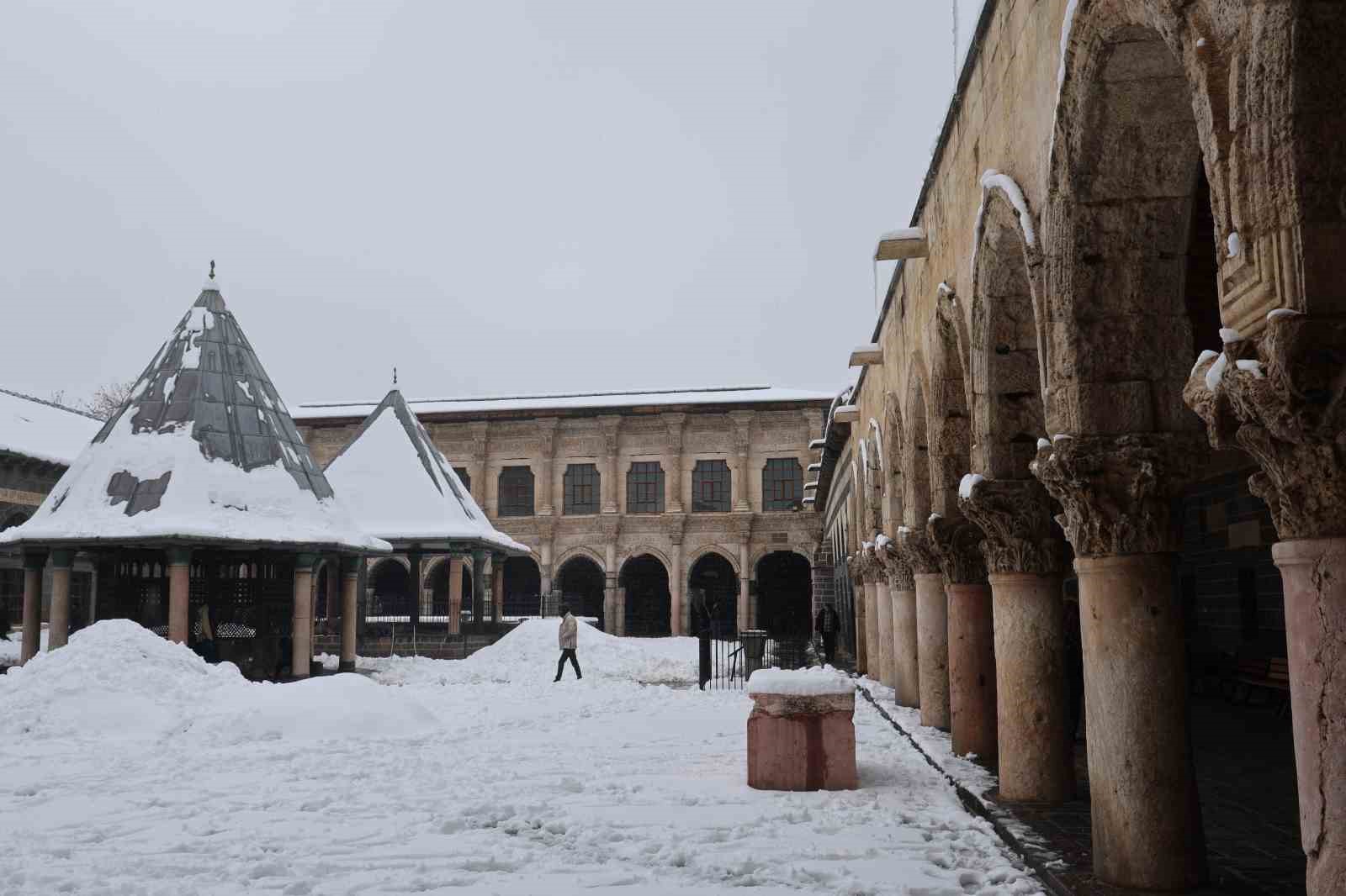 Beyaza b&uuml;r&uuml;nen 10 bin yıllık kent dronla g&ouml;r&uuml;nt&uuml;lendi
