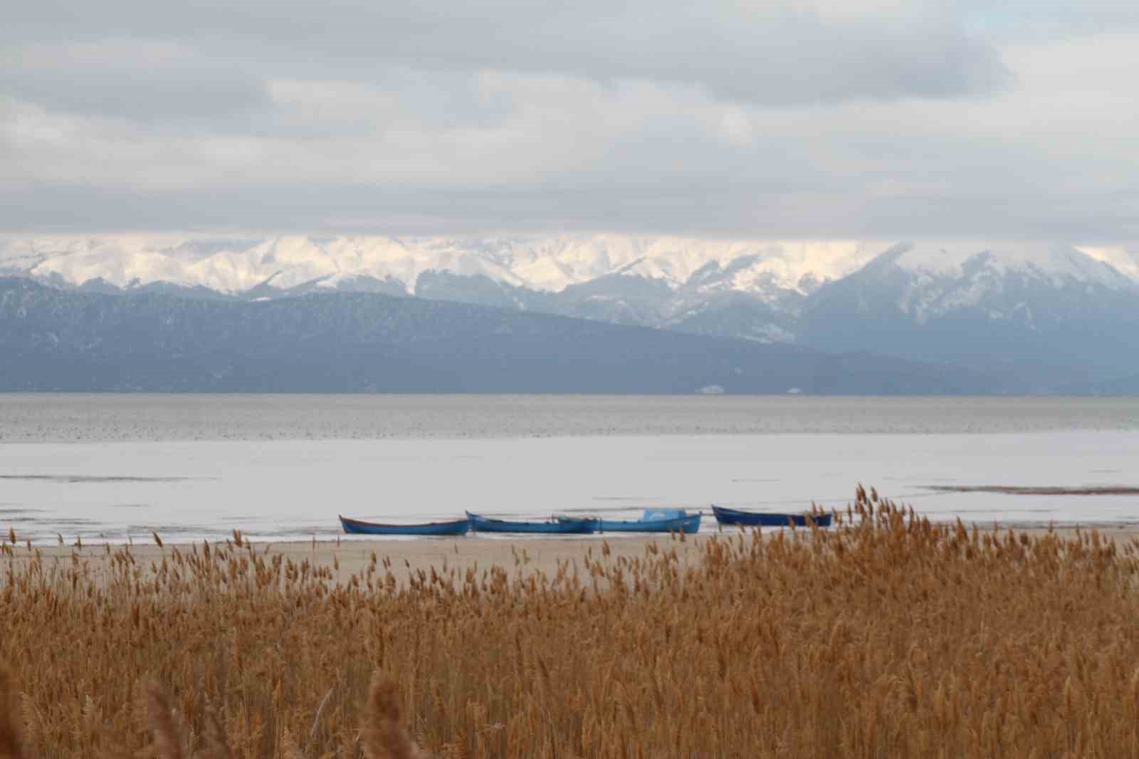 Beyşehir G&ouml;l&uuml;&rsquo;nde balık&ccedil;ıların buzla imtihanı
