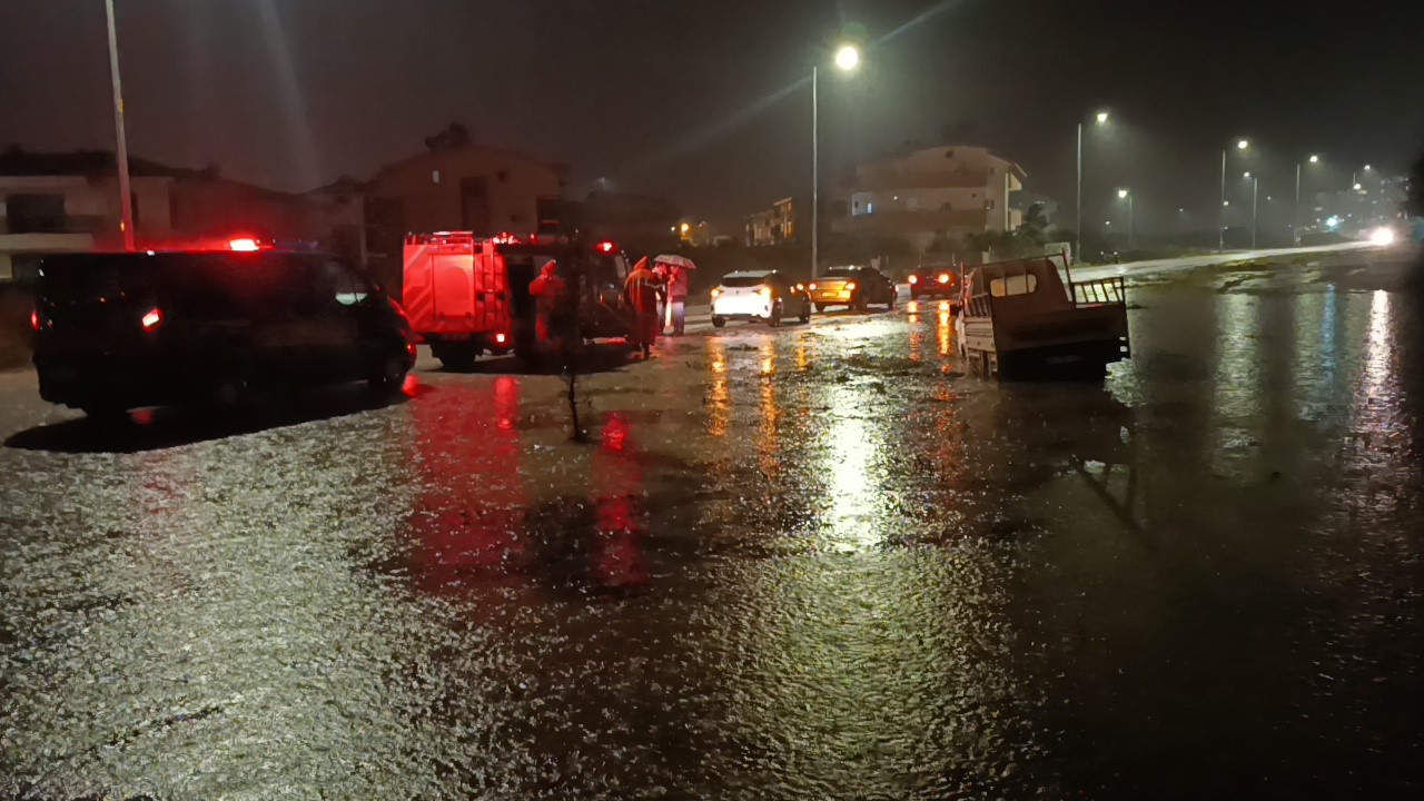 Ara&ccedil;ta mahsur kalma ihbarına giden itfaiye teşekk&uuml;r yerine sitemle karşılaştı
