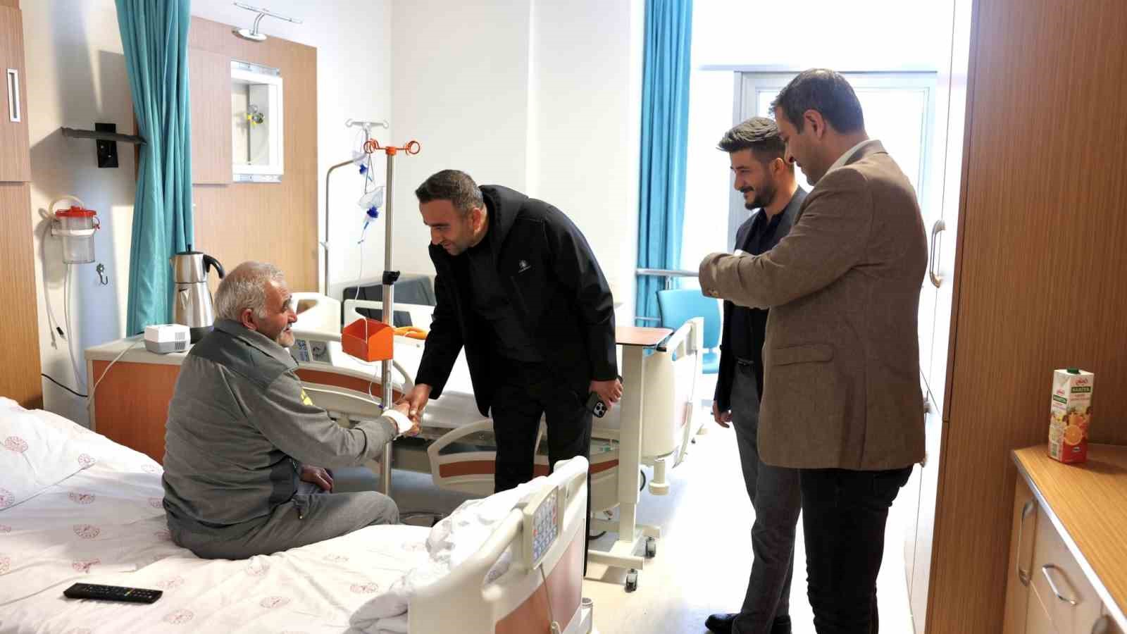 Ak&ccedil;adağ Belediye Başkanı Ulutaş&rsquo;tan hastane ziyareti
