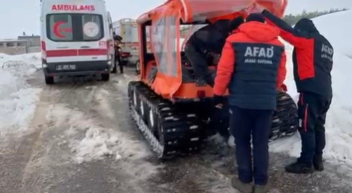 Gaziantep&rsquo;te d&uuml;ş&uuml;k riski olan hamile kadın paletli kar aracıyla kurtarıldı
