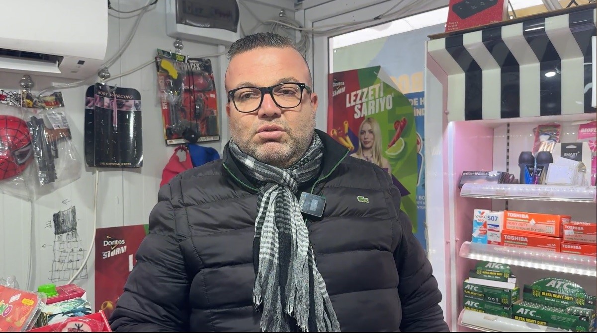 B&uuml;feye giren &ccedil;ocuk top aldı şişirdi, b&uuml;fe sahibi şikayet&ccedil;i olmadı
