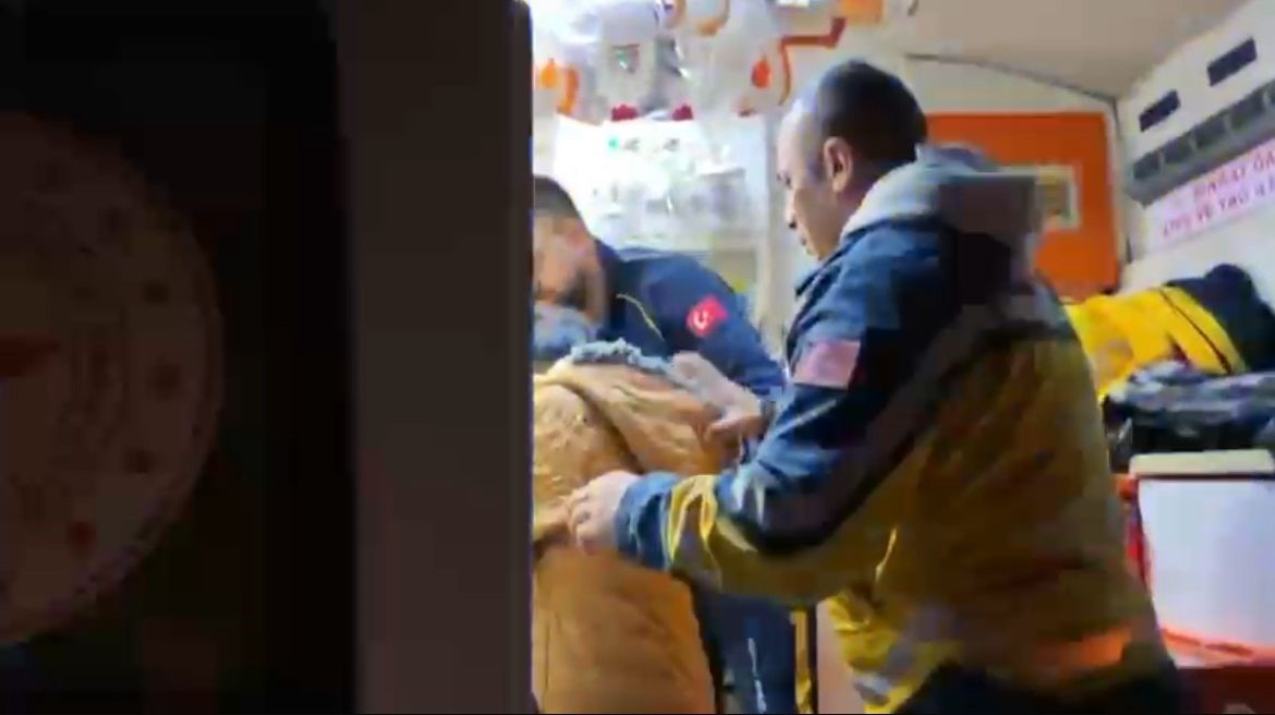 Kolundan yaralanan çocuk, iş makinasıyla bulunduğu yerden alınıp sağlık ekibine teslim edildi