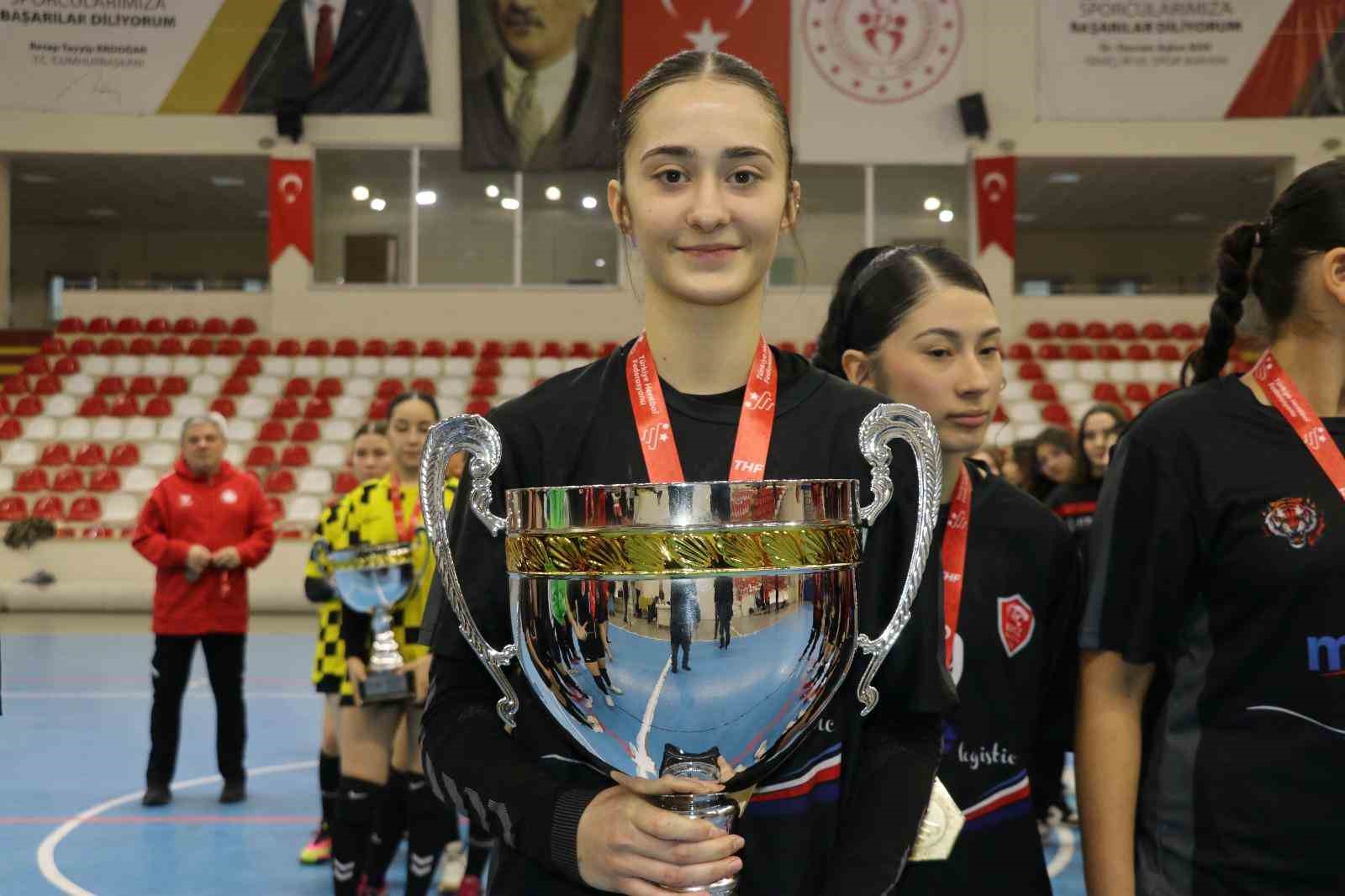 Kepez’in yıldız kızları hentbolda Türkiye şampiyonu