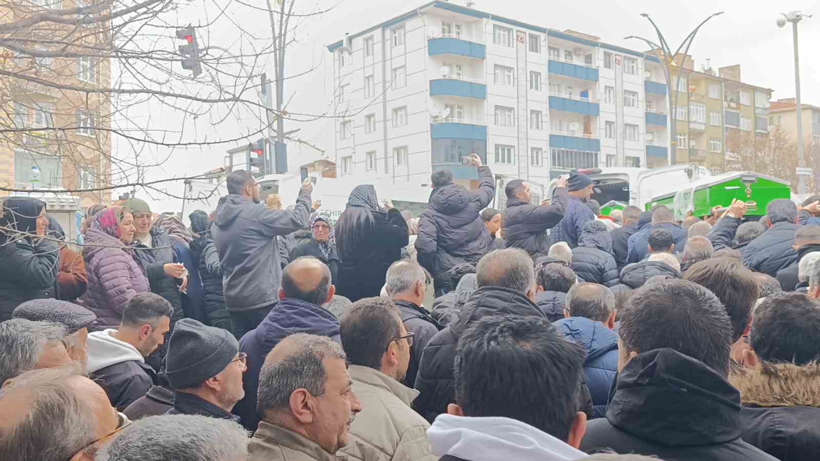 Saplantılı sevgilisi tarafından &ouml;ld&uuml;r&uuml;len G&ouml;zde Akbaba, son yolculuğuna uğurlandı
