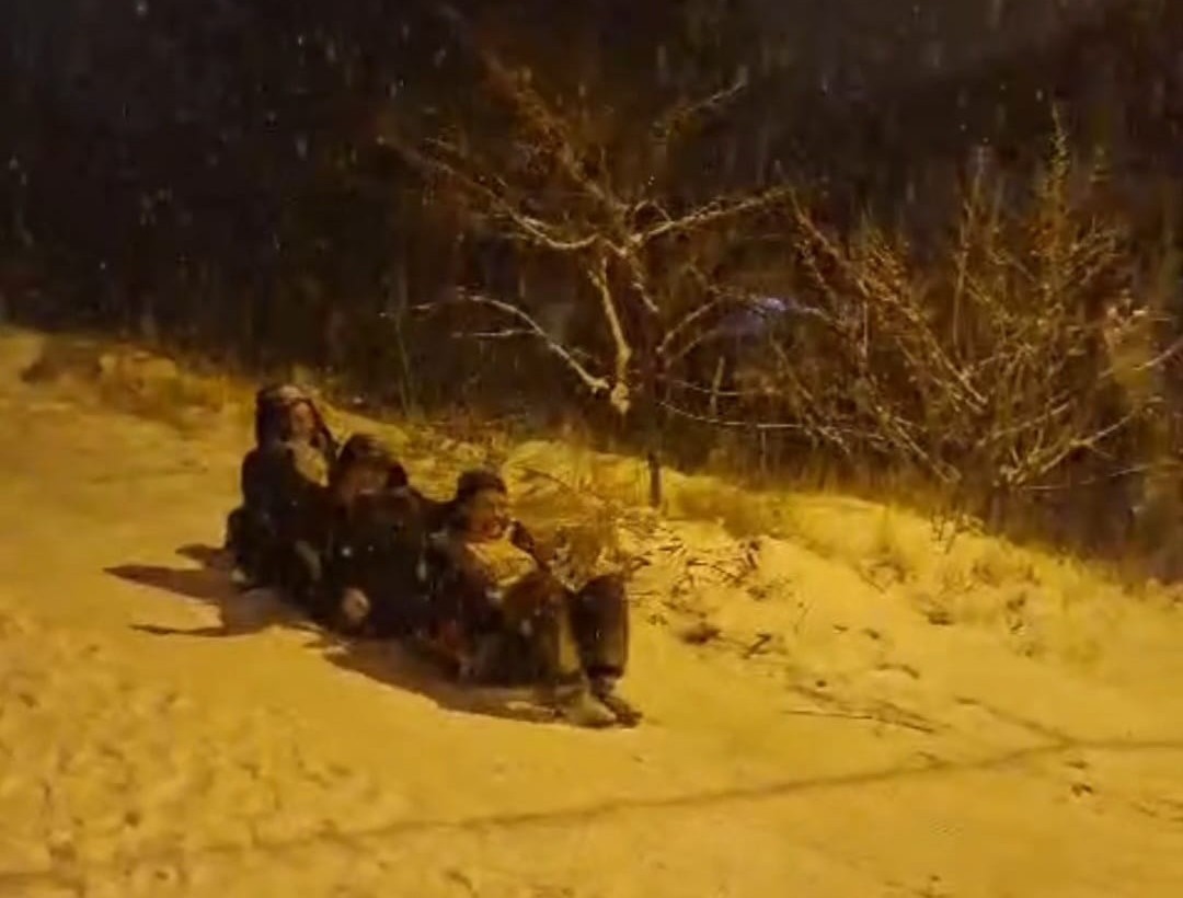 Darende&rsquo;de kar yağışıyla gelen eğlence
