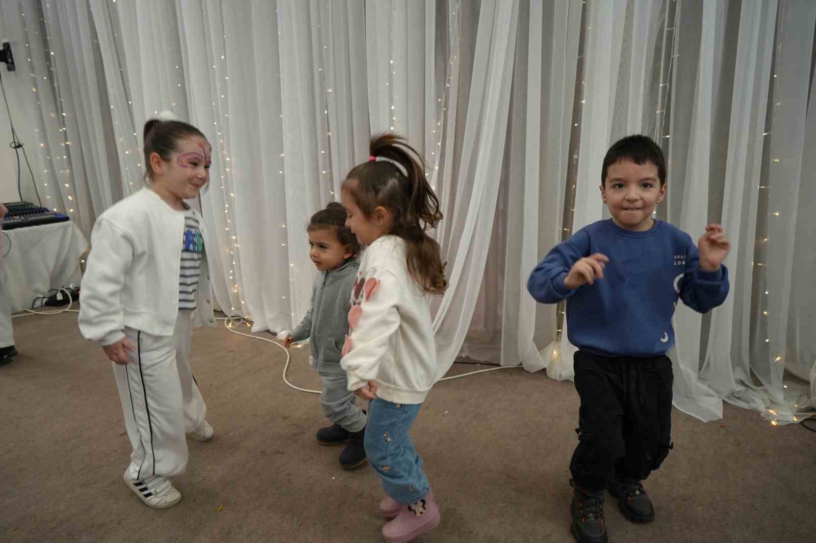 &Ccedil;ocuklar i&ccedil;in &uuml;cretsiz şenlik d&uuml;zenlendi, aileler akın etti
