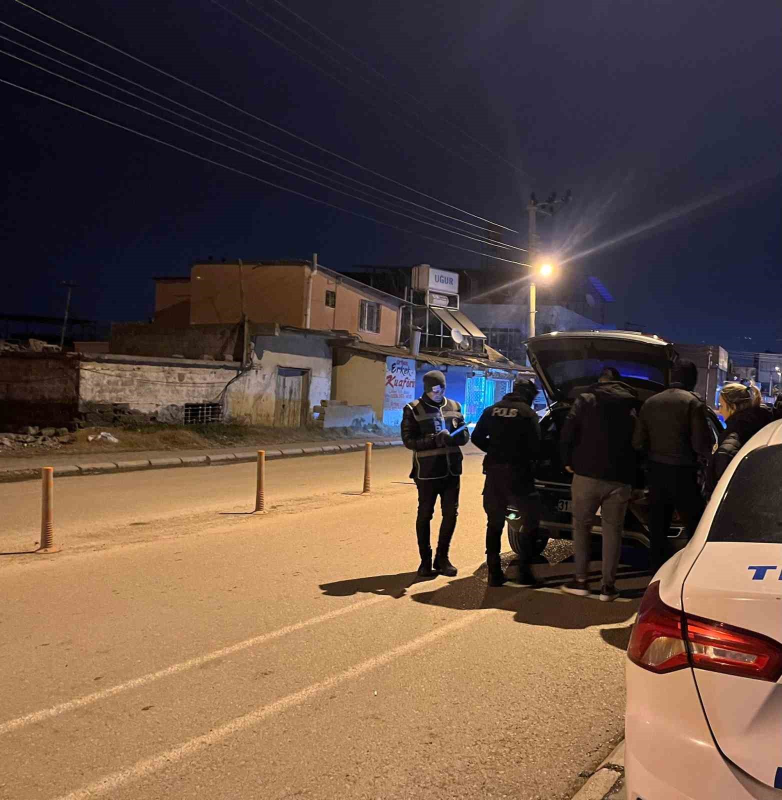 İskenderun polisi soğuk havada asayiş i&ccedil;in sahada
