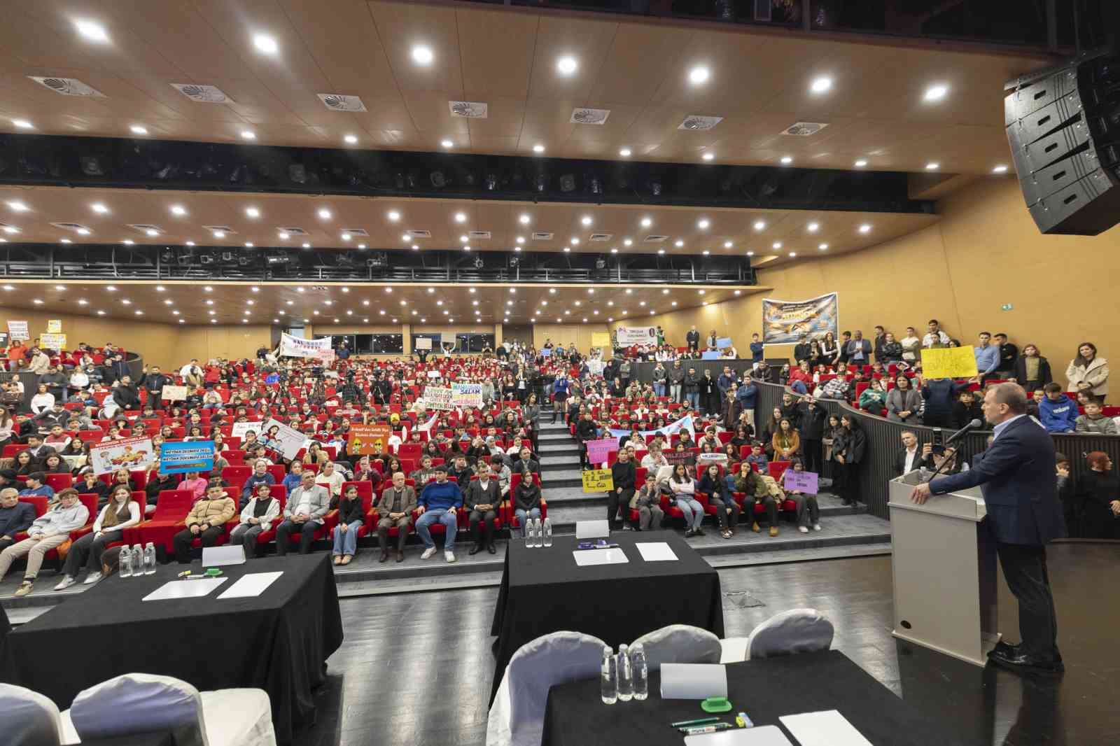 Se&ccedil;er: "Mersin, eğitimli gen&ccedil;lerle daha da gelişecek"
