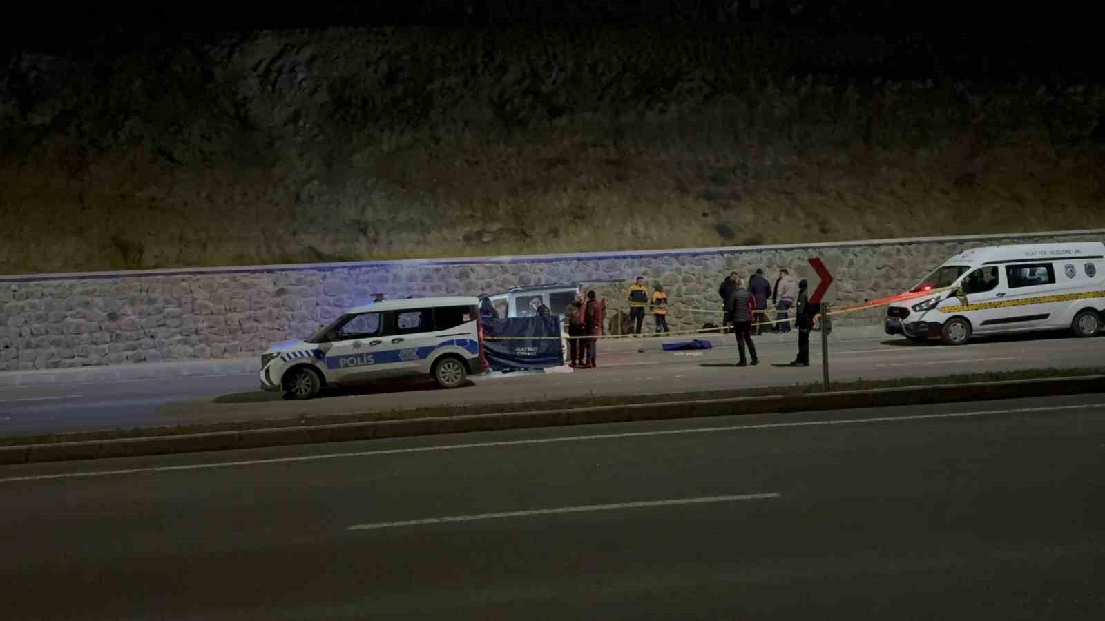 Yasak ilişki yaşadığı sevgilisini boğazını keserek &ouml;ld&uuml;rd&uuml;
