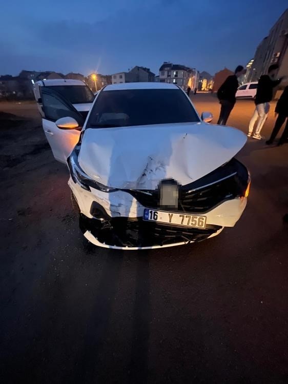 İneg&ouml;l&rsquo;de ara&ccedil;lar &ccedil;arpıştı: 2 yaralı
