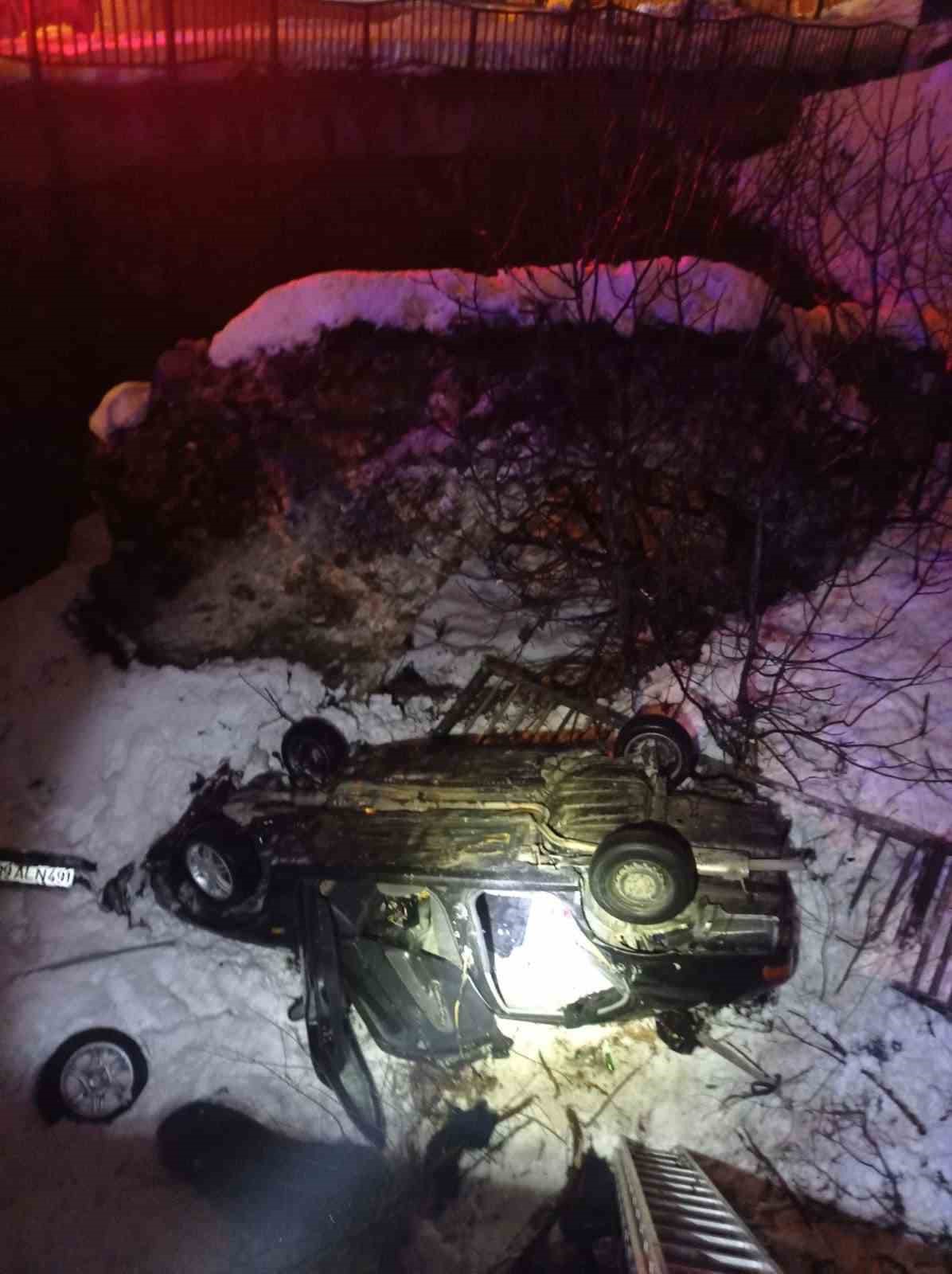 Kahramanmaraş&rsquo;ta otomobil k&ouml;pr&uuml;den u&ccedil;tu 1&rsquo;i ağır 4 kişi yaralandı
