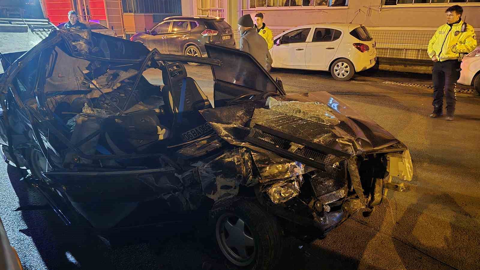 Tofaş tıra ok gibi saplandı: 1&rsquo;i ağır 2 yaralı
