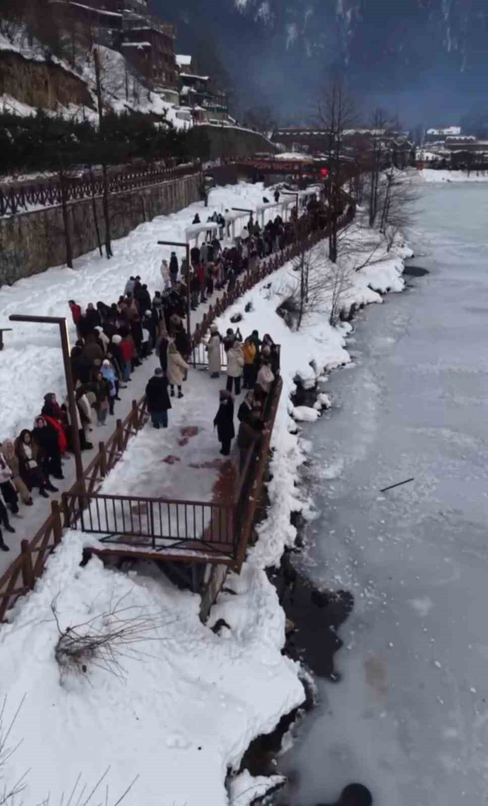 Uzung&ouml;l&rsquo;&uuml;n &ccedil;evresinde binlerce kişi horon halkası oluşturdu
