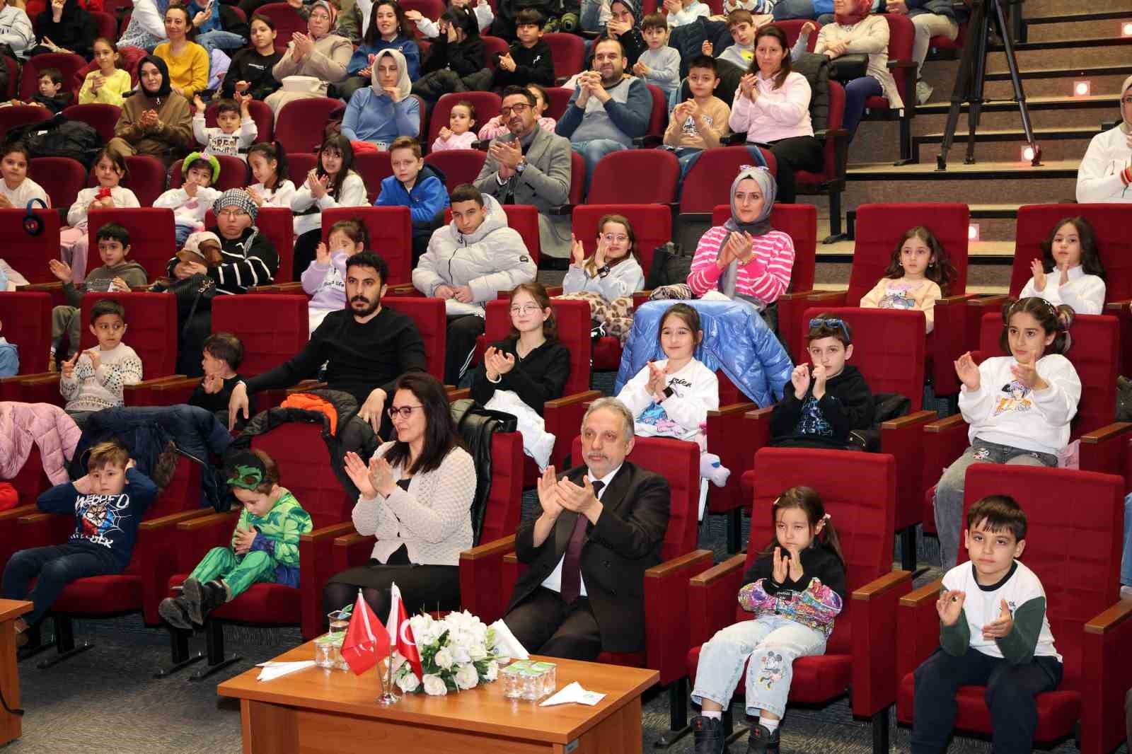 &Ccedil;ocuklar Yal&ccedil;ın Başkan&rsquo;ın karne hediyesi ile eğlendi
