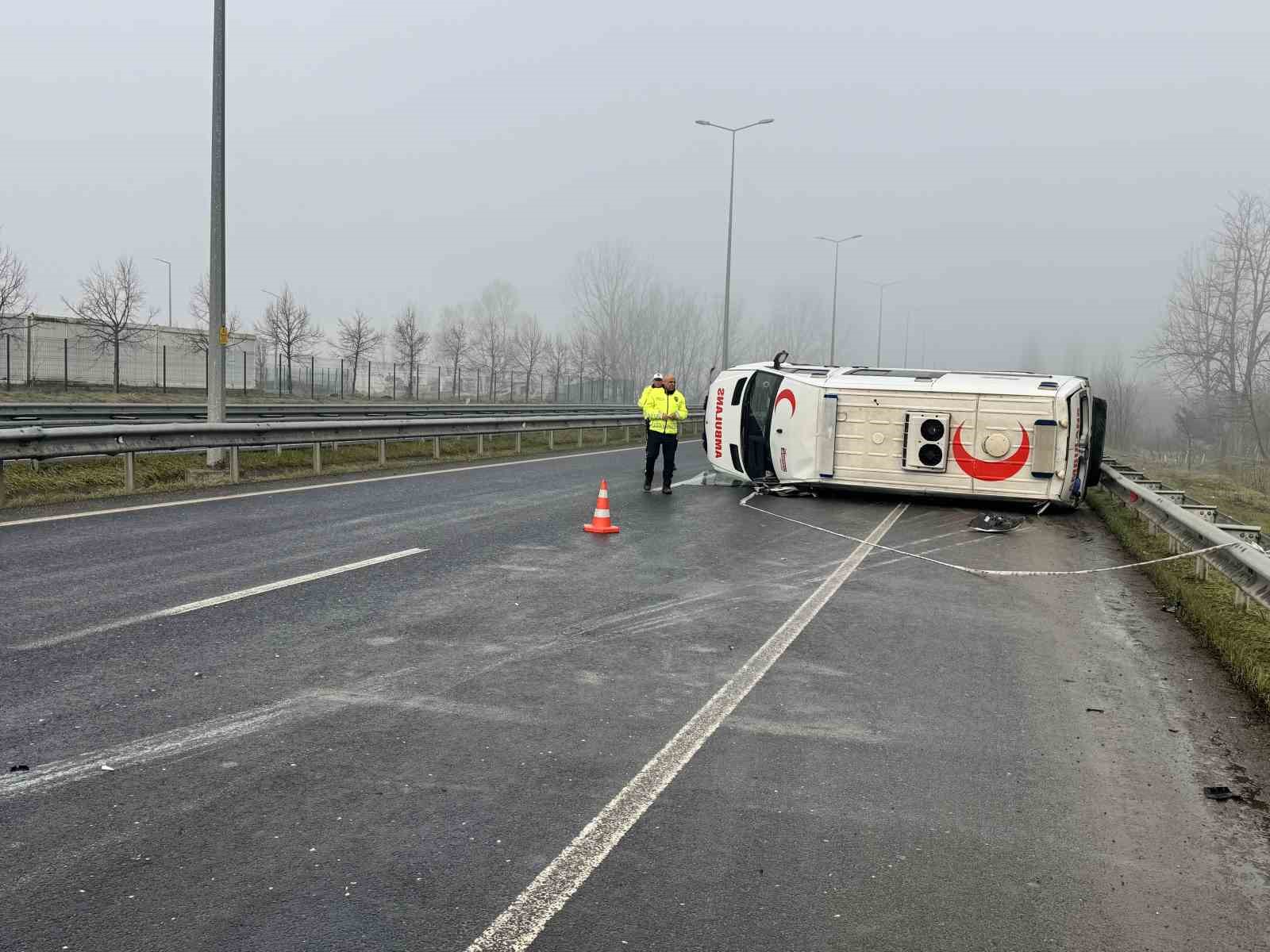 D&uuml;zce&rsquo;de ambulans devrildi: 2 yaralı

