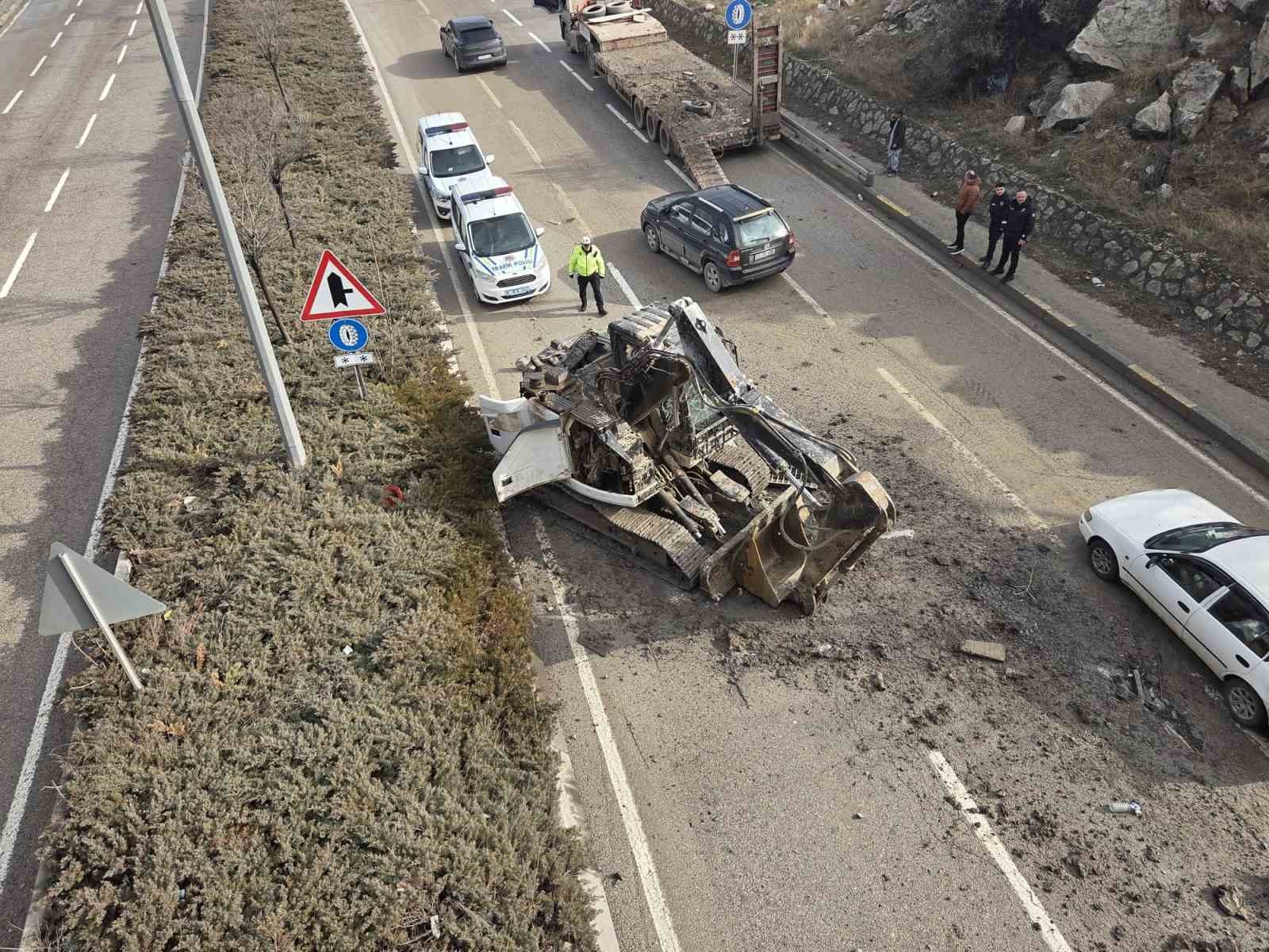 Ankara&rsquo;da facianın eşiğinden d&ouml;n&uuml;ld&uuml;: Tırdaki kep&ccedil;e k&ouml;pr&uuml;ye takılıp yola d&uuml;şt&uuml;
