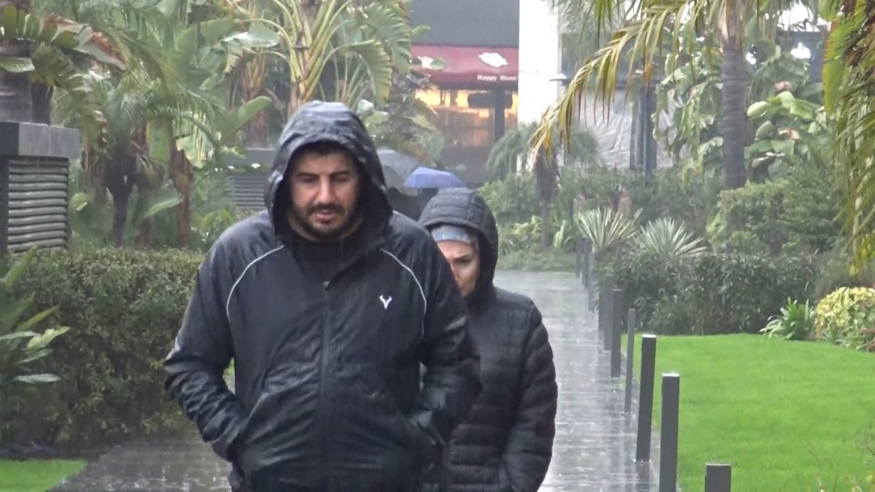 Antalya&rsquo;da teknoloji indirimi izdihama yol a&ccedil;tı: 10 saat yağmur altında beklediler