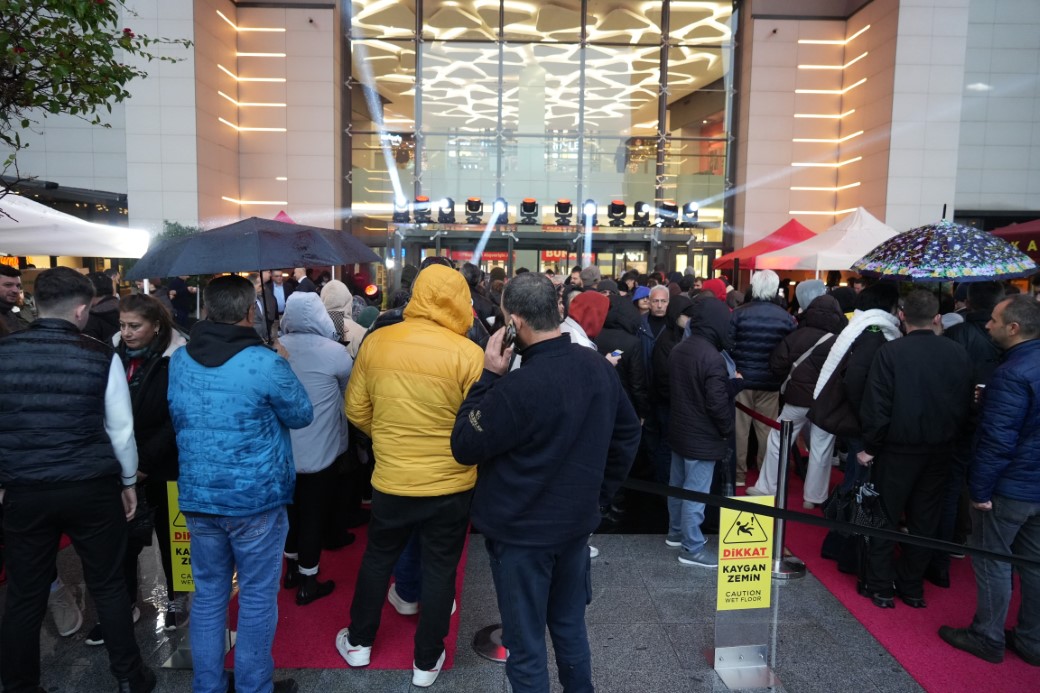 Antalya&rsquo;da teknoloji indirimi izdihama yol a&ccedil;tı: 10 saat yağmur altında beklediler