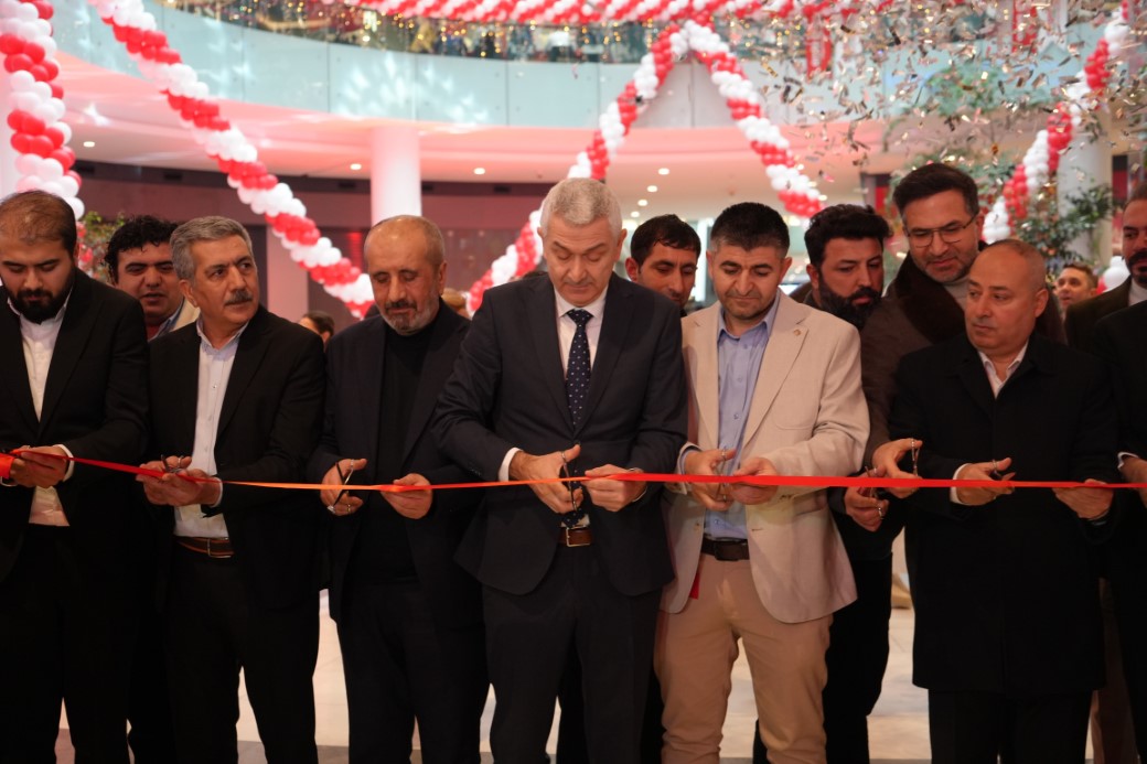 Antalya&rsquo;da teknoloji indirimi izdihama yol a&ccedil;tı: 10 saat yağmur altında beklediler