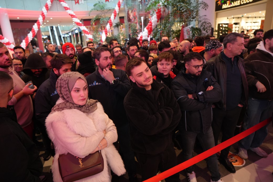 Antalya&rsquo;da teknoloji indirimi izdihama yol a&ccedil;tı: 10 saat yağmur altında beklediler