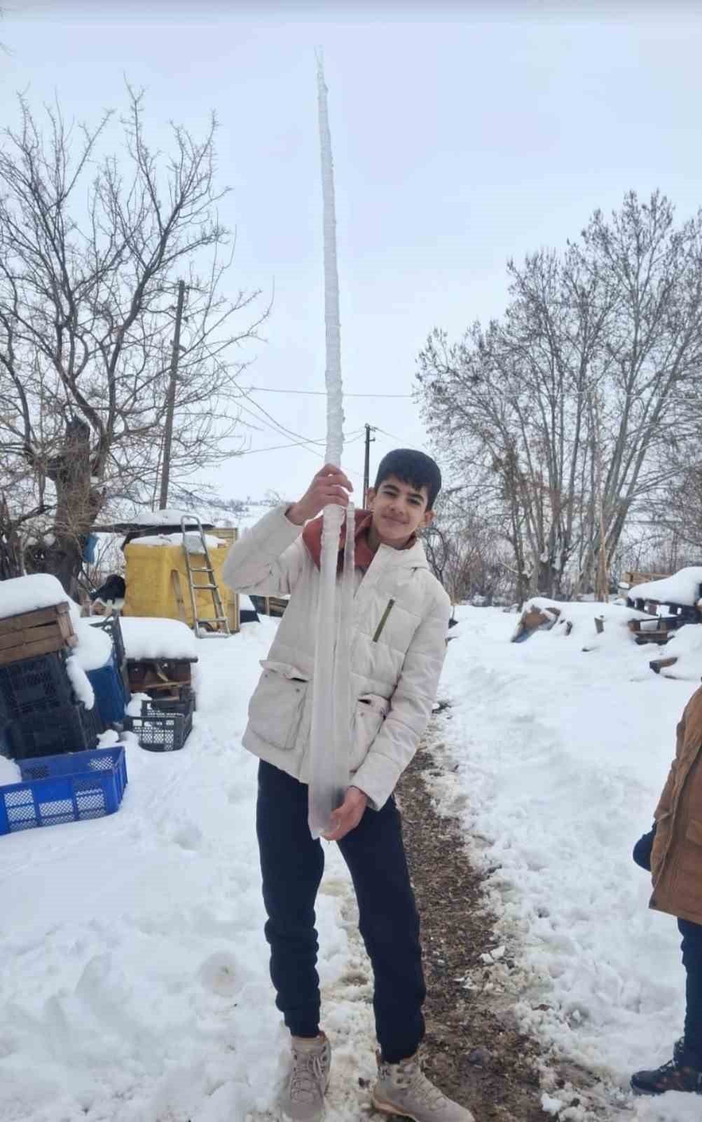 Palu&rsquo;daki buz sarkıtları g&ouml;renleri şaşırttı
