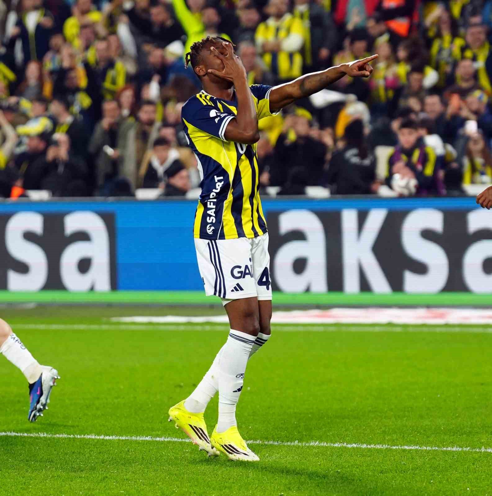 Trendyol Süper Lig: Fenerbahçe: 1 - Göztepe: 1 (İlk yarı)