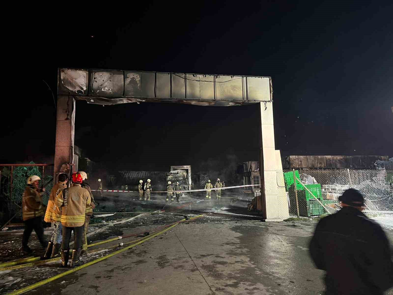 B&uuml;y&uuml;k&ccedil;ekmece&rsquo;de depoda &ccedil;ıkan yangın s&ouml;nd&uuml;r&uuml;ld&uuml;
