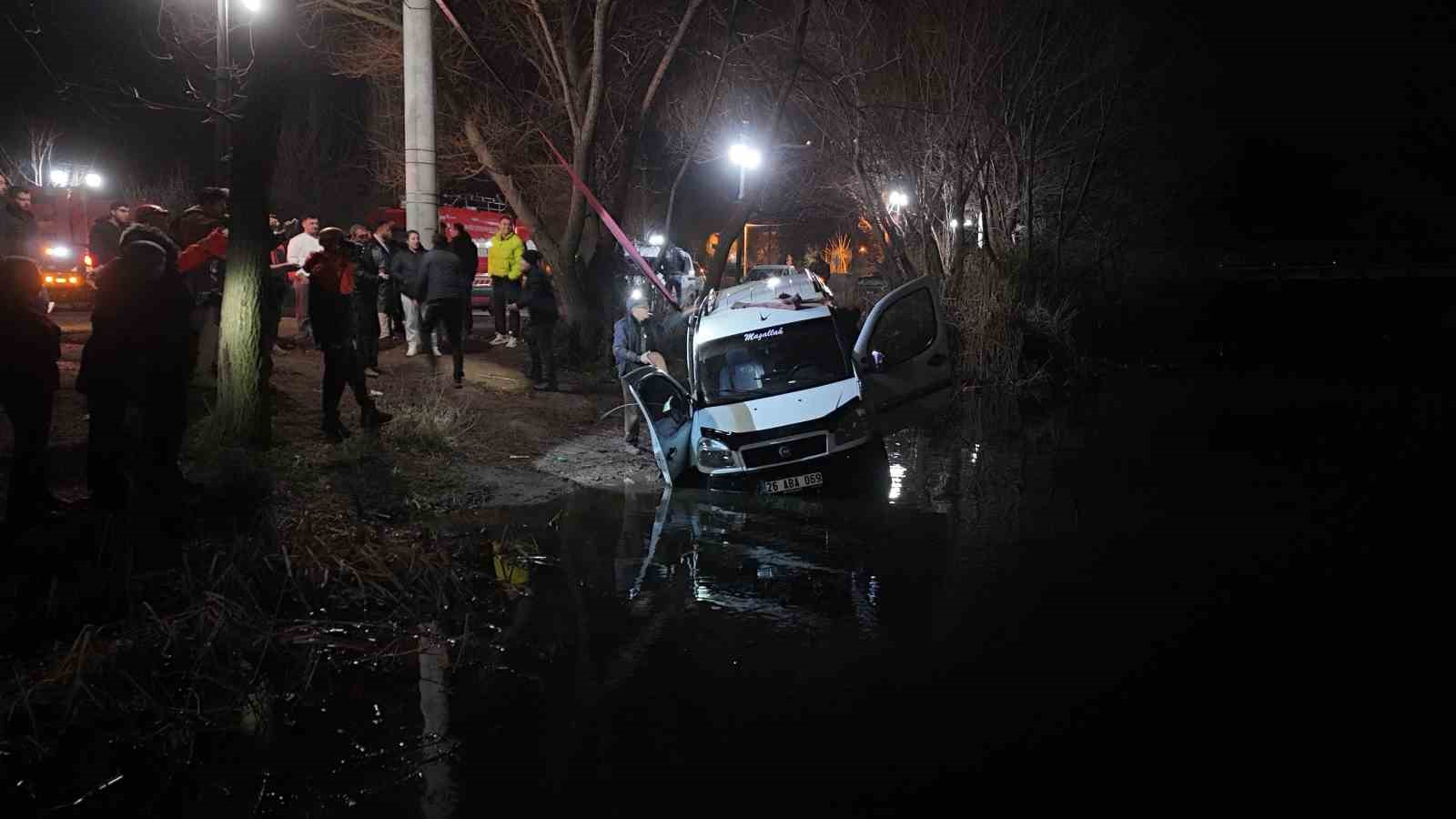 El freni &ccedil;ekilmeyen ara&ccedil;, d&uuml;şt&uuml;ğ&uuml; Porsuk &Ccedil;ayı&rsquo;ndan 4 saat sonra &ccedil;ıkarıldı
